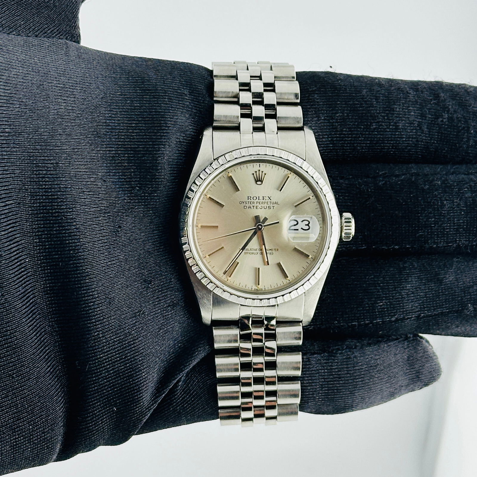 Datejust Reference 16030 Silver Dial Watch with D-Link Jubilee Bracelet: Datejust Reference 16030 Silver Dial Watch with D-Link Jubilee Bracelet This Rolex Datejust features a silver dial and an engine-turned bezel, complemented by a D-Link Jubilee bracelet. The watch is i