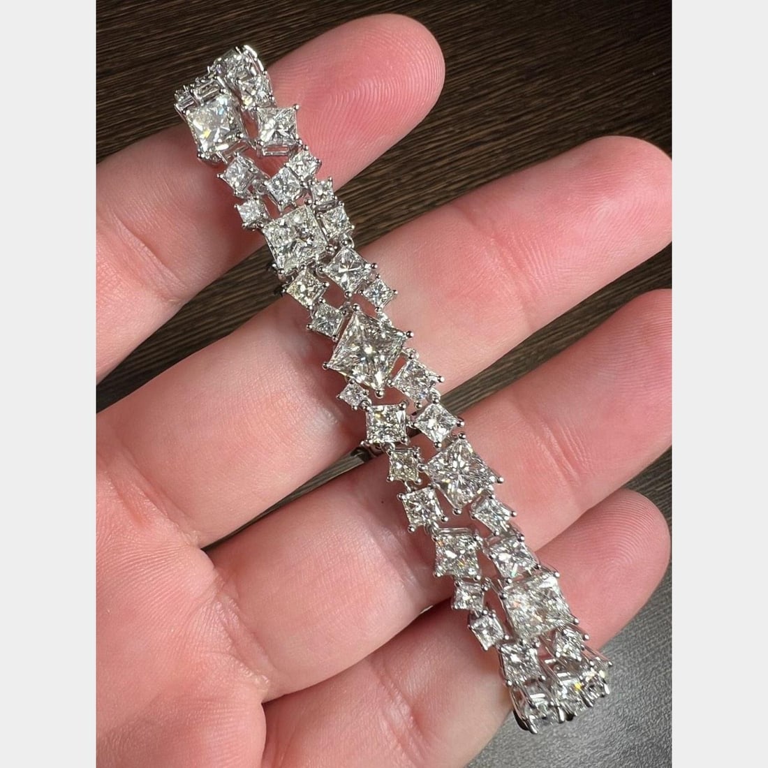 Platinum Diamond Bracelet 29.98 Ct 90 Diamonds G-J Color VS1-I1 Clarity: Platinum Diamond Bracelet 29.98 Ct 90 Diamonds G-J Color VS1-I1 Clarity This exquisite Platinum Diamond Bracelet features a stunning total weight of 29.98 carats, adorned with 90 sparkling diamonds. T