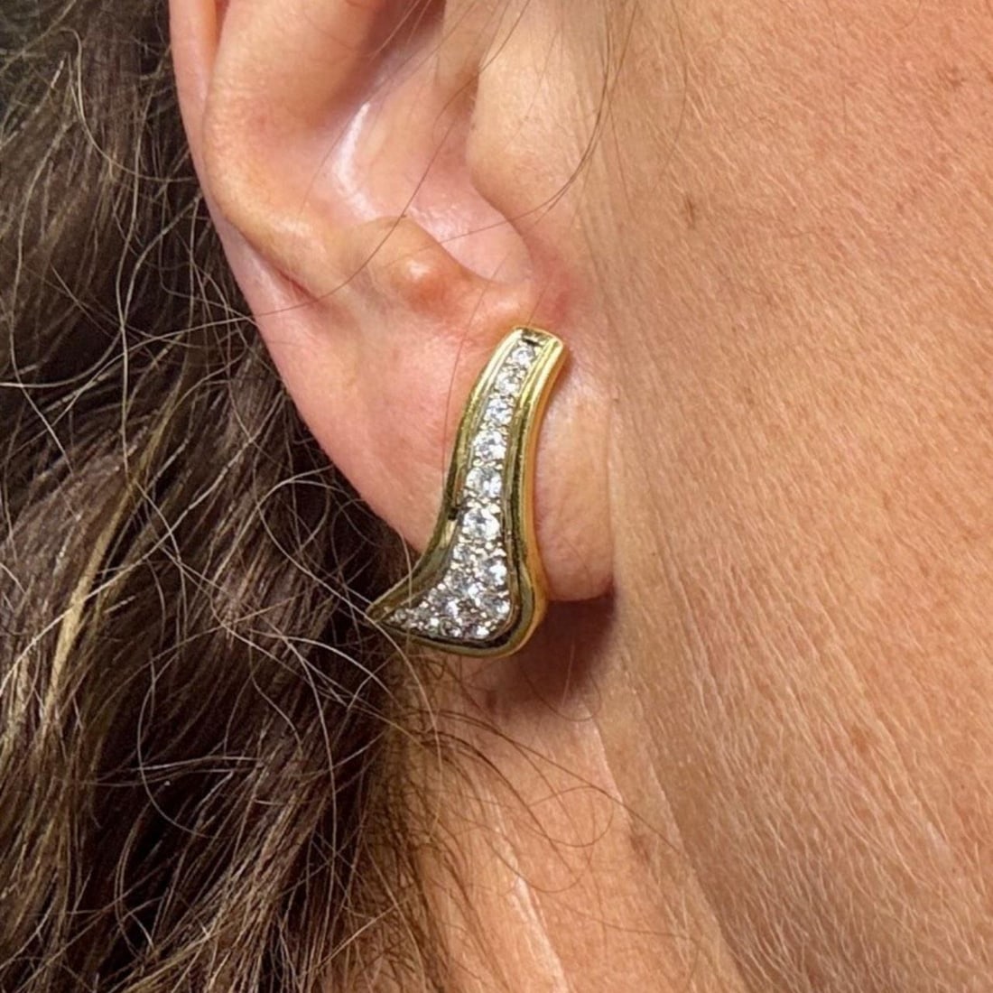 Diamond Earrings in 18K Yellow Gold with 1.50 Carat Total Weight: Diamond Earrings in 18K Yellow Gold with 1.50 Carat Total Weight These earrings are crafted from 18K yellow gold and feature a total of approximately 1.50 carats of diamonds. The 30 diamonds display F