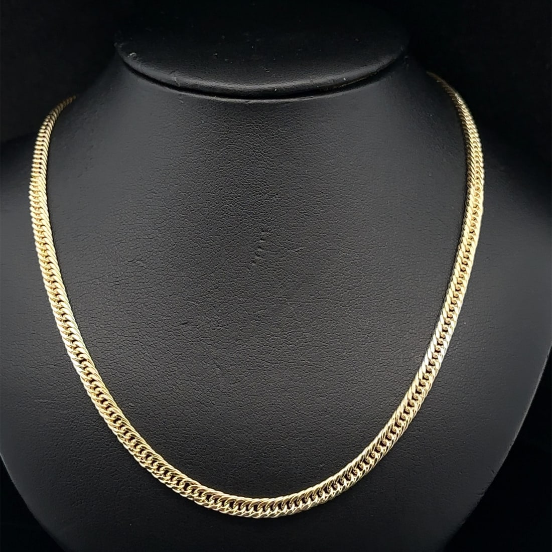 18 Inch 14k Yellow Gold Italian Double Curb Flat Chain Necklace: 18 Inch 14k Yellow Gold Italian Double Curb Flat Chain Necklace This un-used Italian flat double curb link chain necklace is crafted from solid 14k yellow gold. Measuring 18 inches in length, it featu