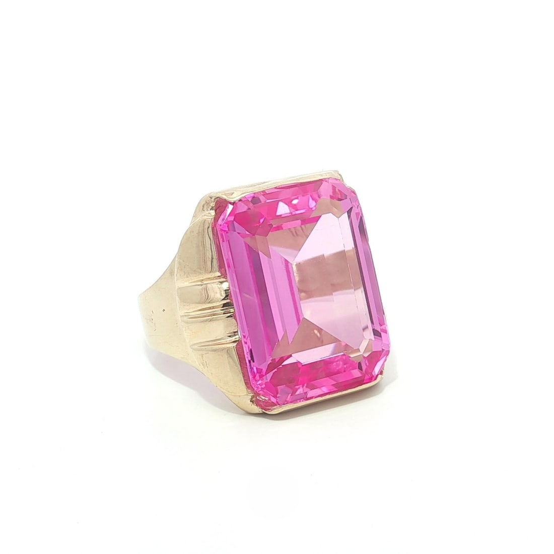 Men's 14k Yellow Gold Ring With Large Pink Natural Stone Size 9.5: Men's 14k Yellow Gold Ring With Large Pink Natural Stone Size 9.5 This vintage men's statement ring features a large, vibrant rectangular pink stone set in solid 14k yellow gold. The ring showcases el