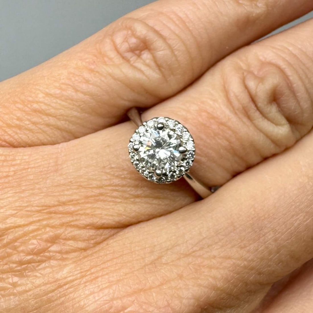 Stunning 0.93 Ct Diamond Ring in 18K White Gold: Stunning 0.93 Ct Diamond Ring in 18K White Gold This exquisite diamond ring features a stunning center diamond weighing approximately 0.80 Ct, with a beautiful round cut, I color, and VVS clarity. The