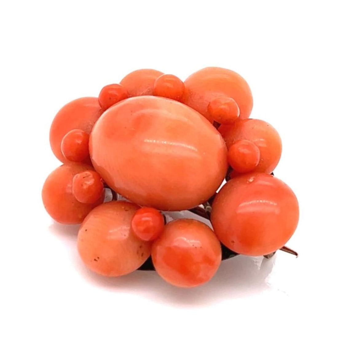 Retro 14K Yellow Gold Brooch with Coral Accents: Retro 14K Yellow Gold Brooch with Coral Accents This exquisite Retro brooch features a stunning design crafted from 14K yellow gold, elegantly showcasing coral accents. With a weight of 9.5 grams, thi