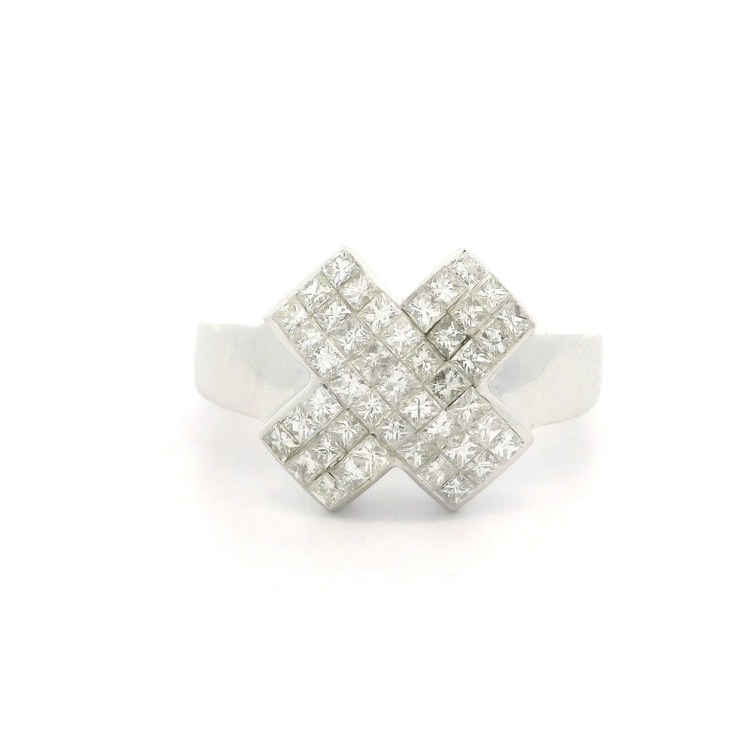 18k White Gold 1.50ctw Diamond Invisible Set Cross Cocktail Ring: 18k White Gold 1.50ctw Diamond Invisible Set Cross Cocktail Ring This stunning cocktail ring features an intricate "X" cross design, elegantly crafted in solid 18k white gold and adorned with numerous