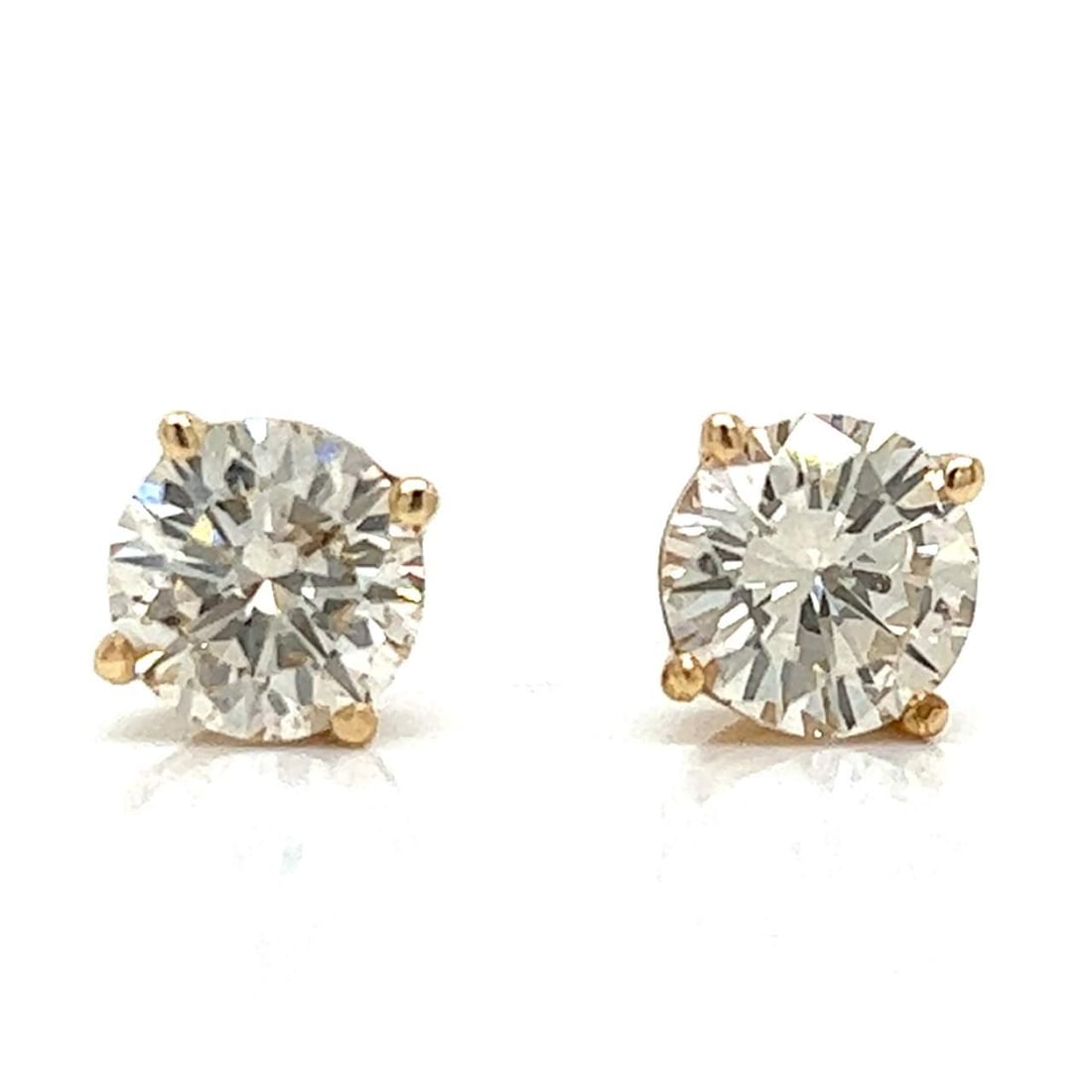 14K Yellow Gold 2.71 Ct. Diamond Stud Earrings L-M SI2: 14K Yellow Gold 2.71 Ct. Diamond Stud Earrings L-M SI2 These exquisite 14K Yellow Gold stud earrings showcase a total diamond weight of 2.71 carats, featuring one diamond of 1.40 carats and another of