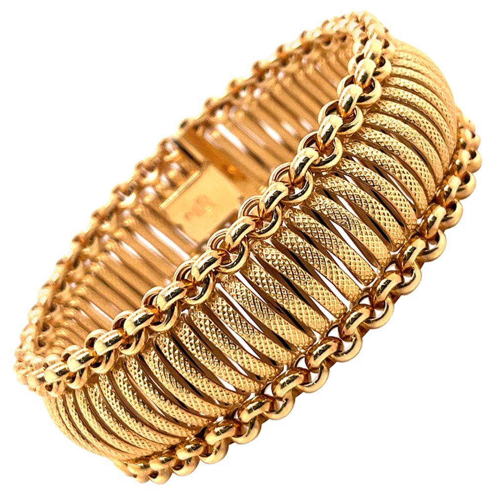 Contemporary 14K Yellow Gold Flexible Bracelet Made in Italy 32.2g: Contemporary 14K Yellow Gold Flexible Bracelet Made in Italy 32.2g This stunning flexible wide bracelet is crafted from 14 karat yellow gold, showcasing a unique combination of polished otter links an