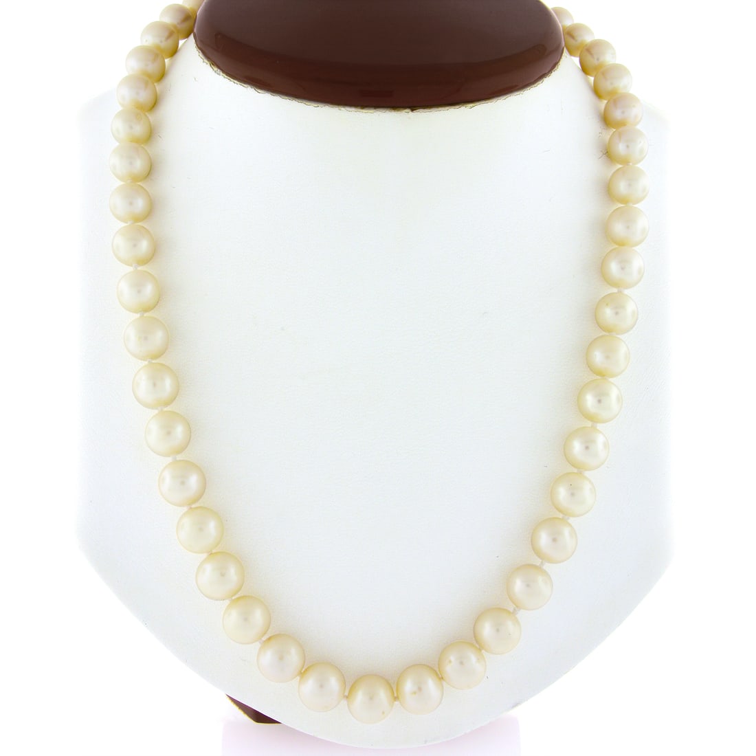 Estate 19 Inch Classic Pearl Necklace 14k Gold Filigree Clasp: Estate 19 Inch Classic Pearl Necklace 14k Gold Filigree Clasp This exquisite estate necklace features a stunning strand of 48 round cultured pearls, ranging from 8.5mm to 9.5mm in size. The pearls exh
