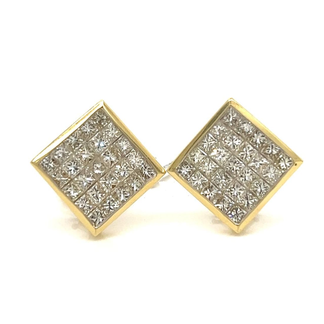 Stunning 18K Yellow Gold Earrings with 50 Diamonds 6.50 Ct: Stunning 18K Yellow Gold Earrings with 50 Diamonds 6.50 Ct These exquisite 18K Yellow Gold Diamond Earrings are a stunning addition to any jewelry collection. Weighing 14.2 grams, they feature a luxur