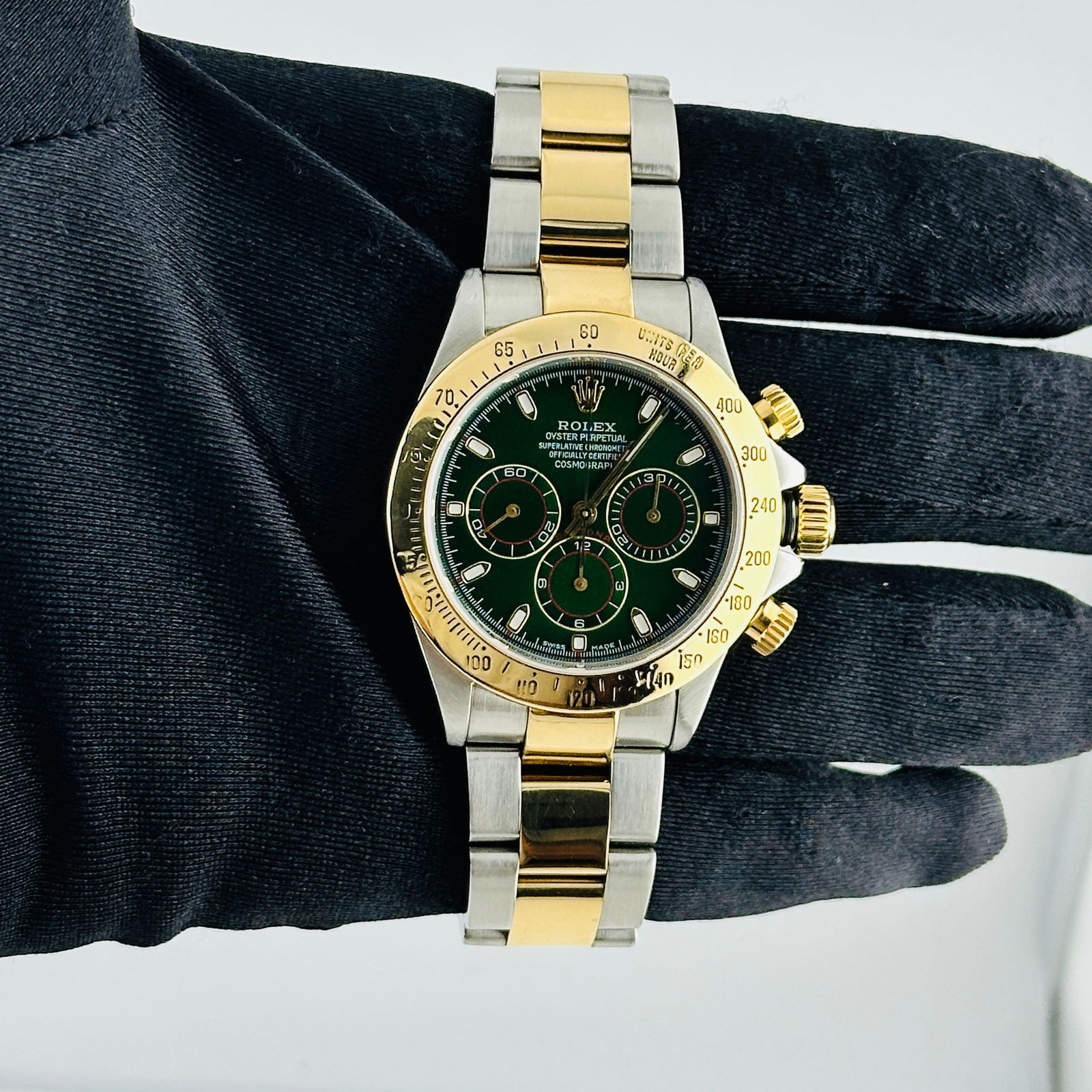 Daytona Ref 16523 Mens Watch With Aftermarket Green Dial and Oyster Bracelet: Daytona Ref 16523 Mens Watch With Aftermarket Green Dial and Oyster Bracelet This Rolex Daytona features a black dial and a fixed bezel, complemented by an Oyster bracelet. It is part of the Daytona s