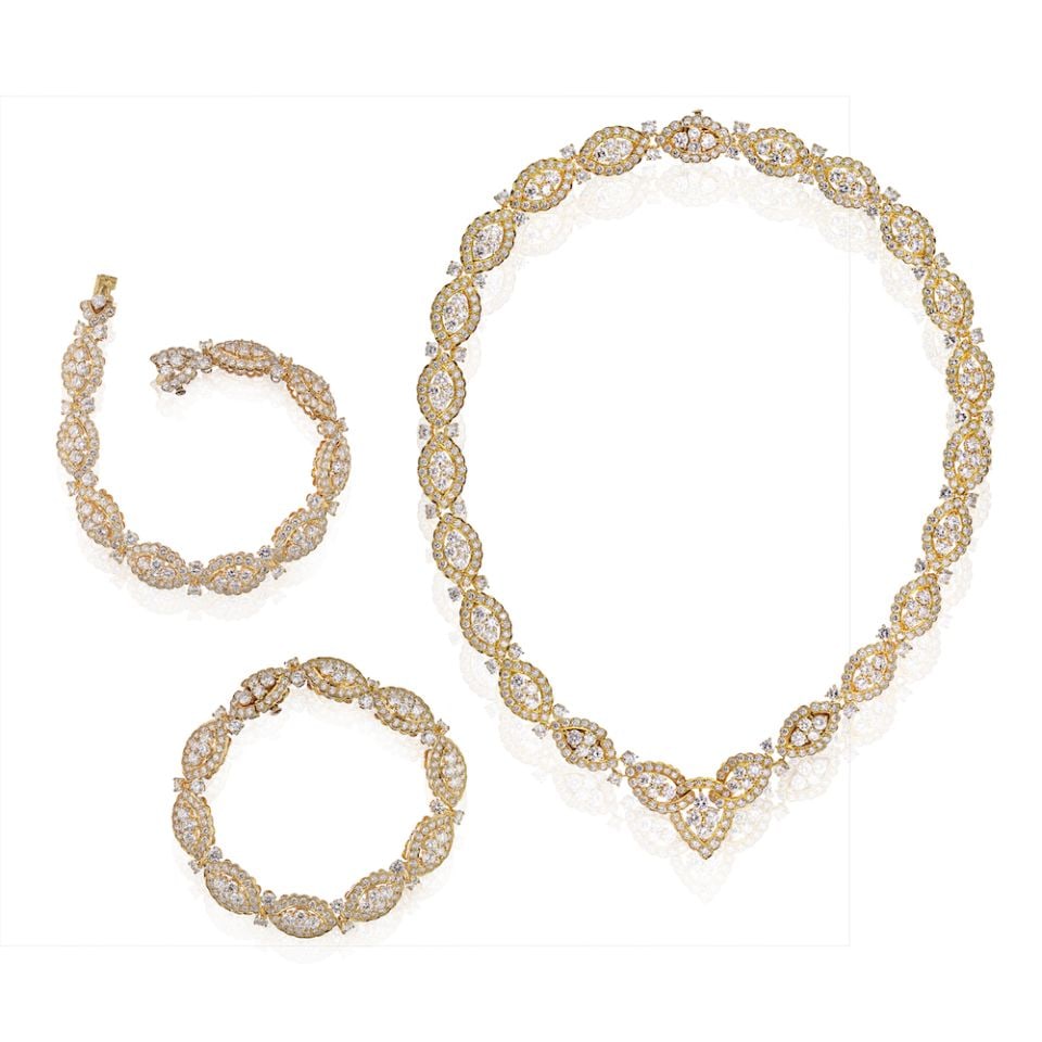 Van Cleef & Arpels 1970s 18K Gold 42cts Diamond Necklace Transformable to Bracelets: Van Cleef & Arpels 1970s 18K Gold 42cts Diamond Necklace Transformable to Bracelets This exquisite necklace from Van Cleef & Arpels, crafted in the 1970s, features a luxurious design in 18K yellow gol