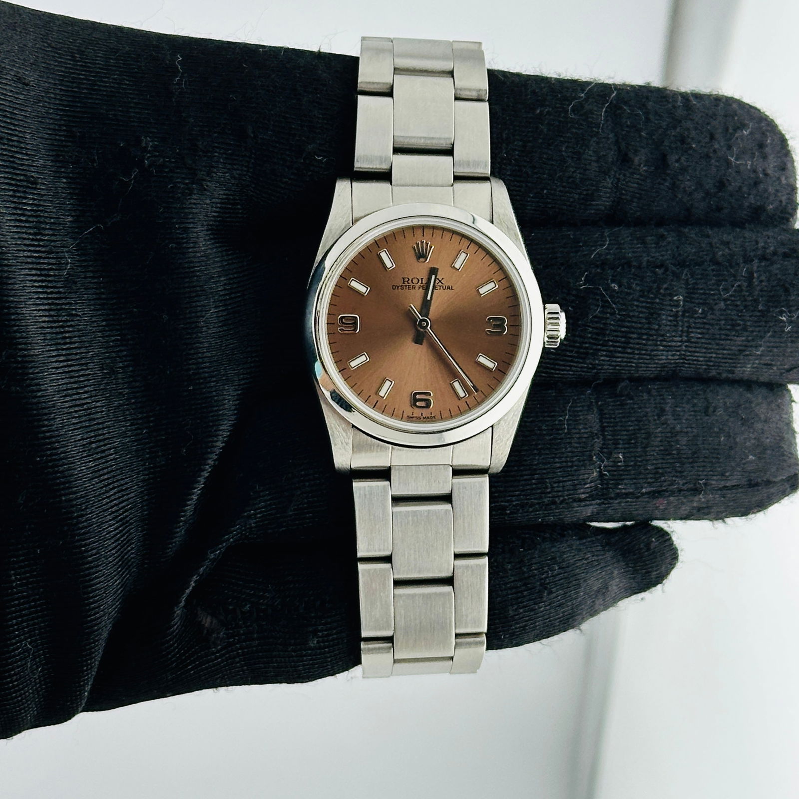 Ladies Oyster Perpetual Ref 67480 Watch With Aftermarket Green Dial: Ladies Oyster Perpetual Ref 67480 Watch With Aftermarket Green Dial This Rolex Oyster Perpetual features an Aftermarket green dial set in a smooth bezel and is paired with a classic Oyster bracelet. D