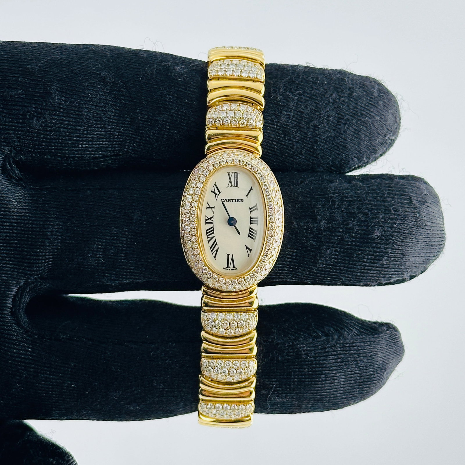 Cartier Baignoire Mini Diamond Bezel Ivory Dial Watch Ref 2368/WB5016ES: Cartier Baignoire Mini Diamond Bezel Ivory Dial Watch Ref 2368/WB5016ES This Cartier Baignoire Mini wristwatch features an ivory dial, a diamond-set bezel, and a diamond bracelet. Designed for men, th
