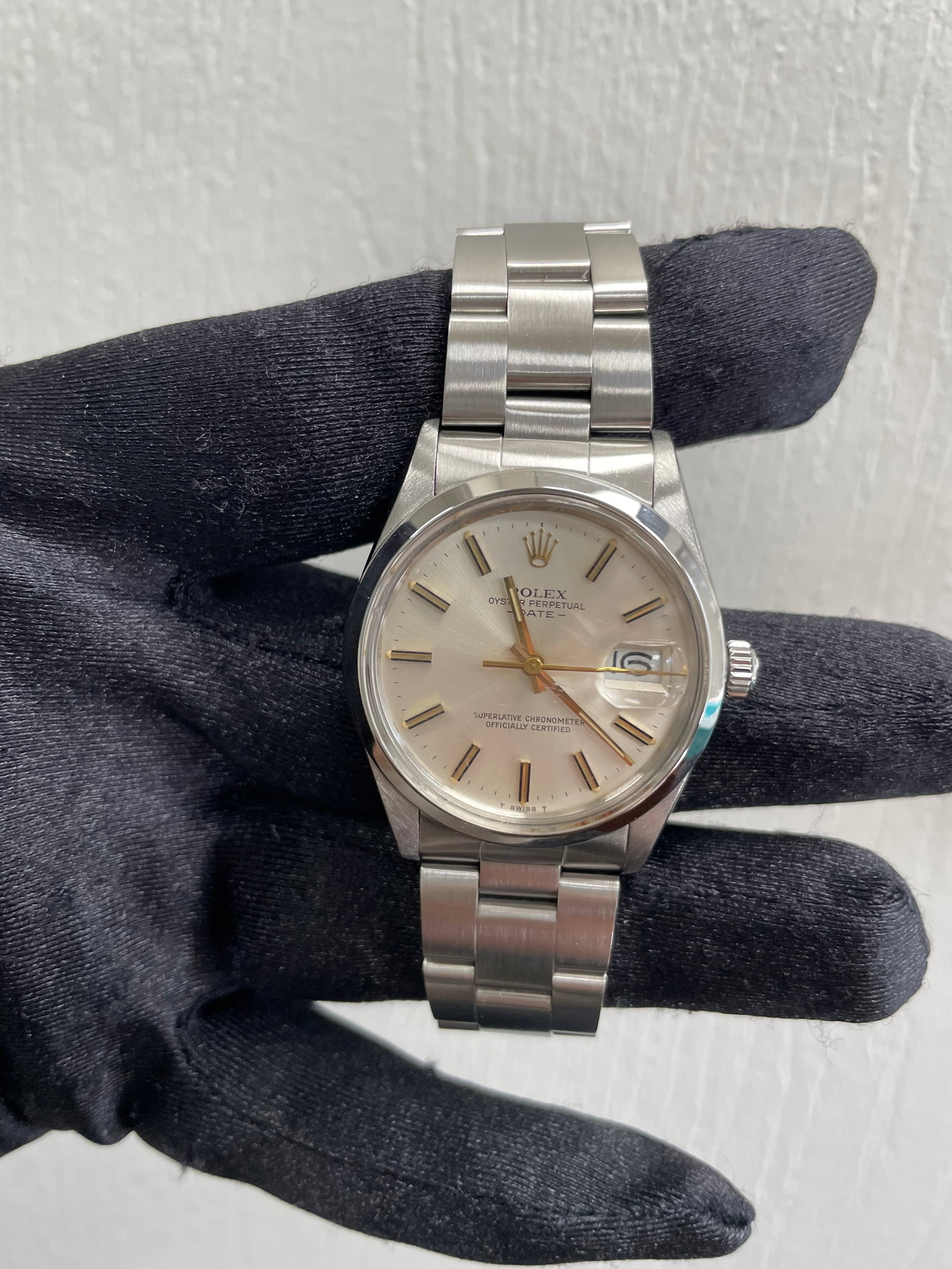 Oyster Perpetual Date Ladies Watch Reference 15000 Silver Dial: Oyster Perpetual Date Ladies Watch Reference 15000 Silver Dial This Rolex Oyster Perpetual Date features a silver dial and smooth bezel, complemented by an Oyster bracelet. The watch is designed for l