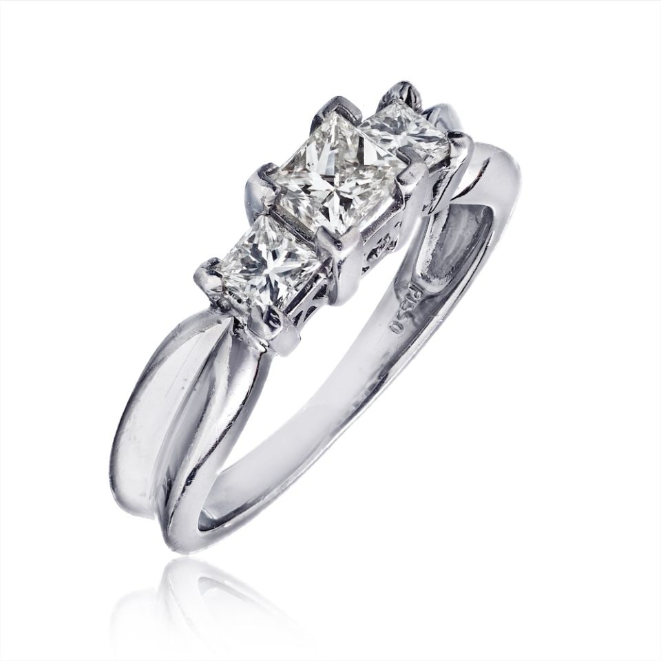 Platinum 0.75ct Three Stone Princess Cut Diamond Ring Size 6.5: Platinum 0.75ct Three Stone Princess Cut Diamond Ring Size 6.5 This exquisite three-stone engagement ring is crafted in high-quality platinum, showcasing a stunning center princess cut diamond weighin