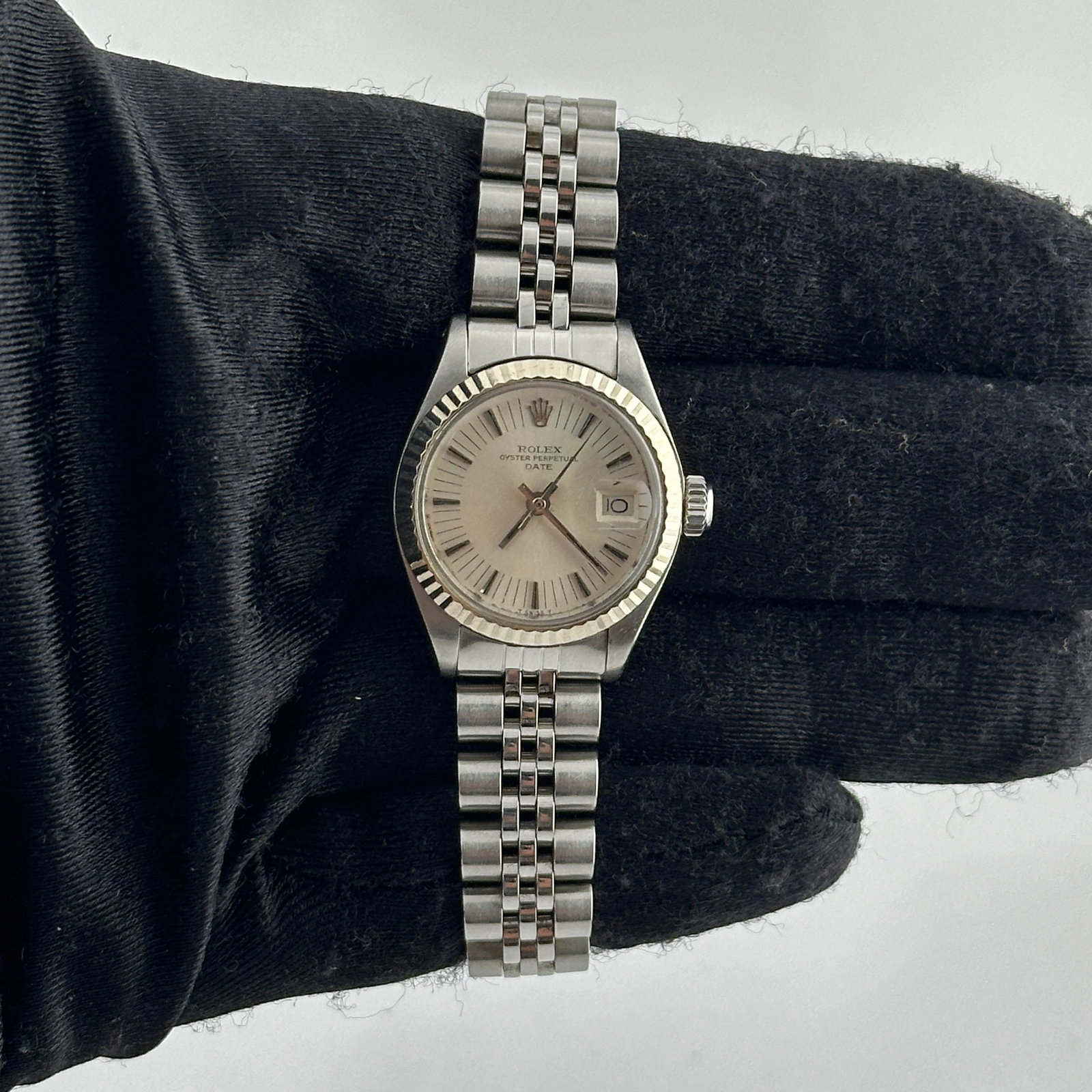 Ladies Oyster Perpetual Date Ref 6917 Silver Dial Jubilee Bracelet with Papers: Ladies Oyster Perpetual Date Ref 6917 Silver Dial Jubilee Bracelet with Papers This is a ladies' Rolex Oyster Perpetual Date watch featuring a silver stick dial and a fluted bezel. The timepiece is eq