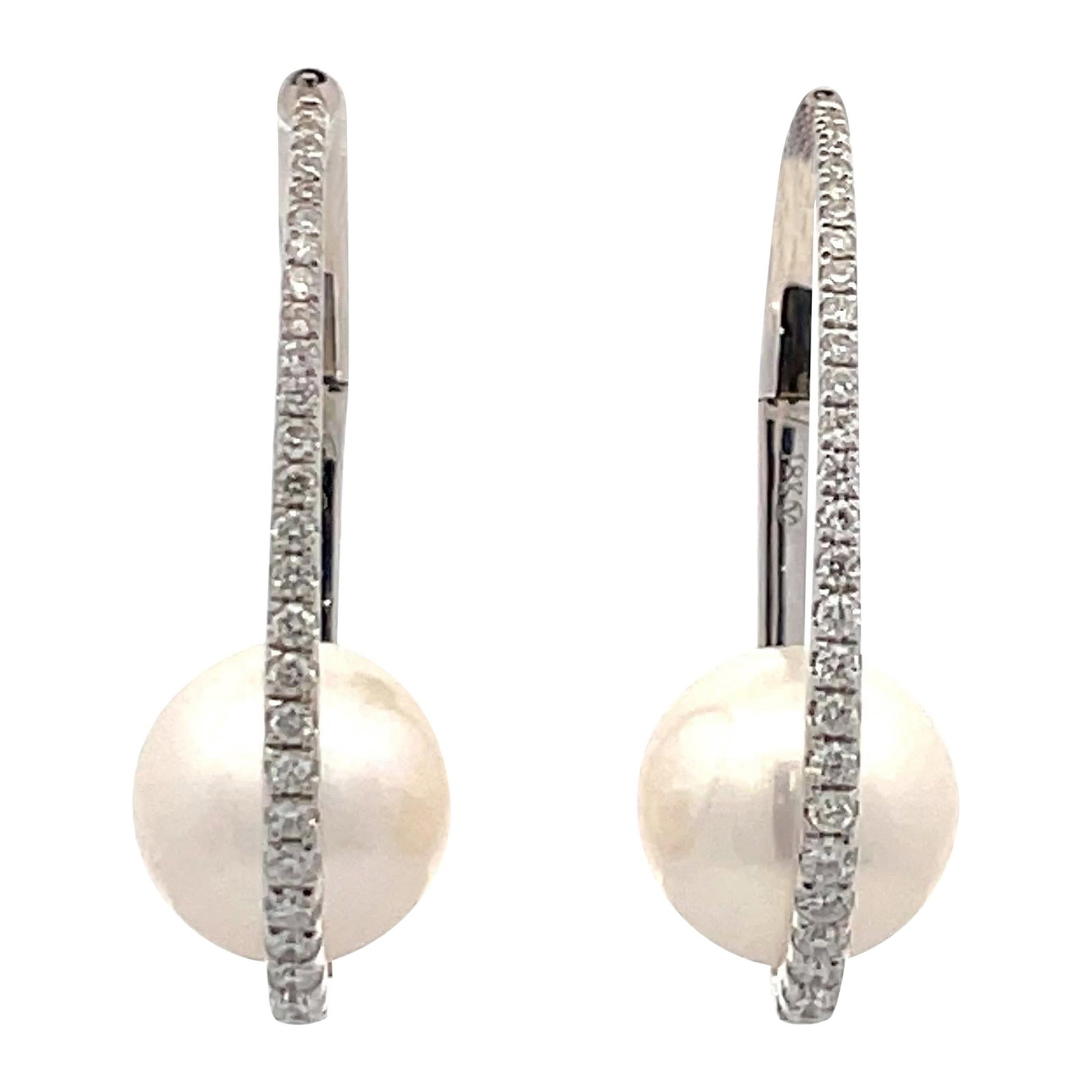 Harbor Diamonds 18K White Gold Diamond Freshwater Pearl Hoop Earrings 0.50ct: Harbor Diamonds 18K White Gold Diamond Freshwater Pearl Hoop Earrings 0.50ct Elevate your style with these exquisite 18 Karat White Gold hoop earrings, showcasing a stunning combination of 52 round br