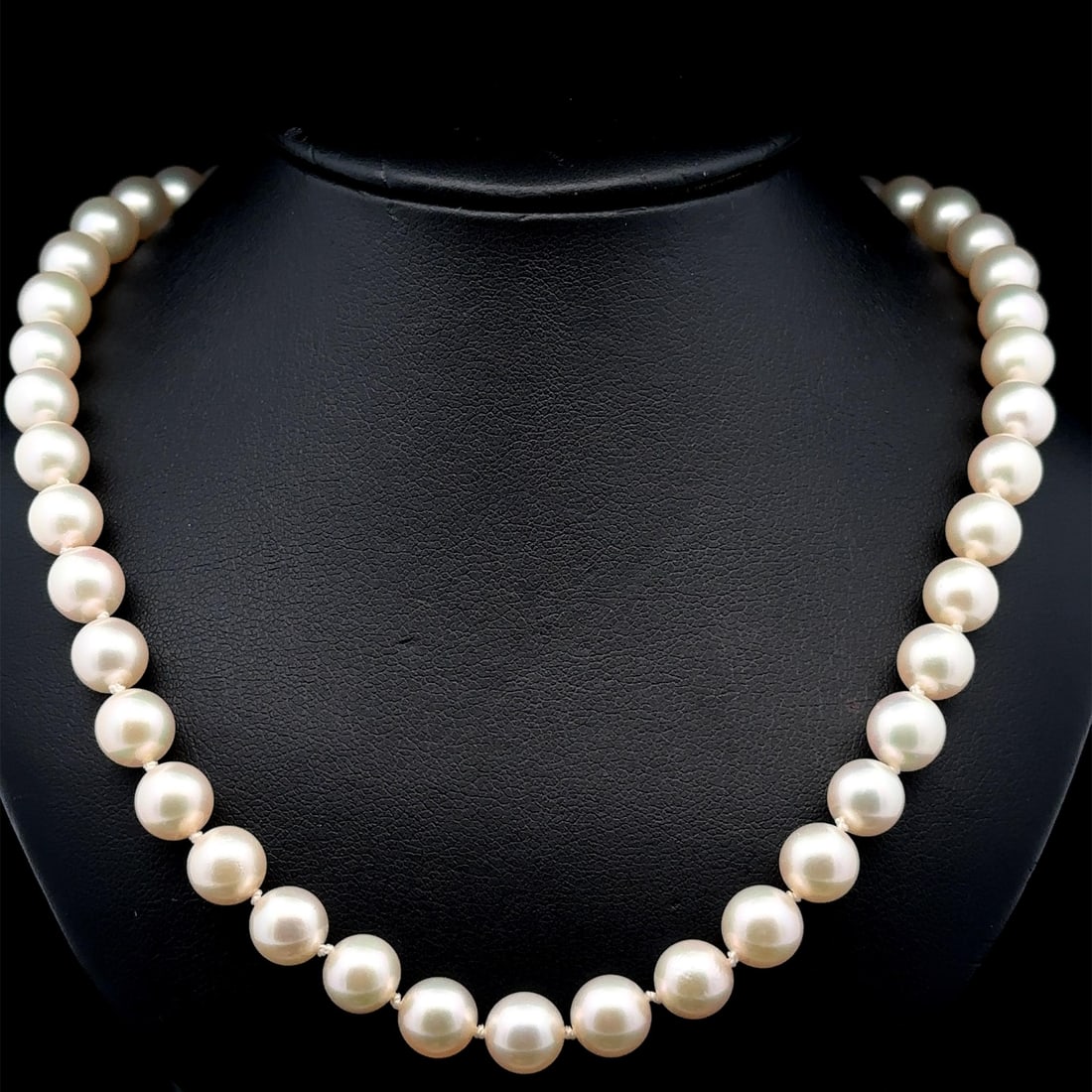 Natural Pearl Strand Necklace 14k Gold Sapphire Clasp 18 Inches: Natural Pearl Strand Necklace 14k Gold Sapphire Clasp 18 Inches Enhance your jewelry collection with this elegant 7.5-8mm Pearl Strand Necklace featuring a stunning 14k Gold reversible sapphire clasp.