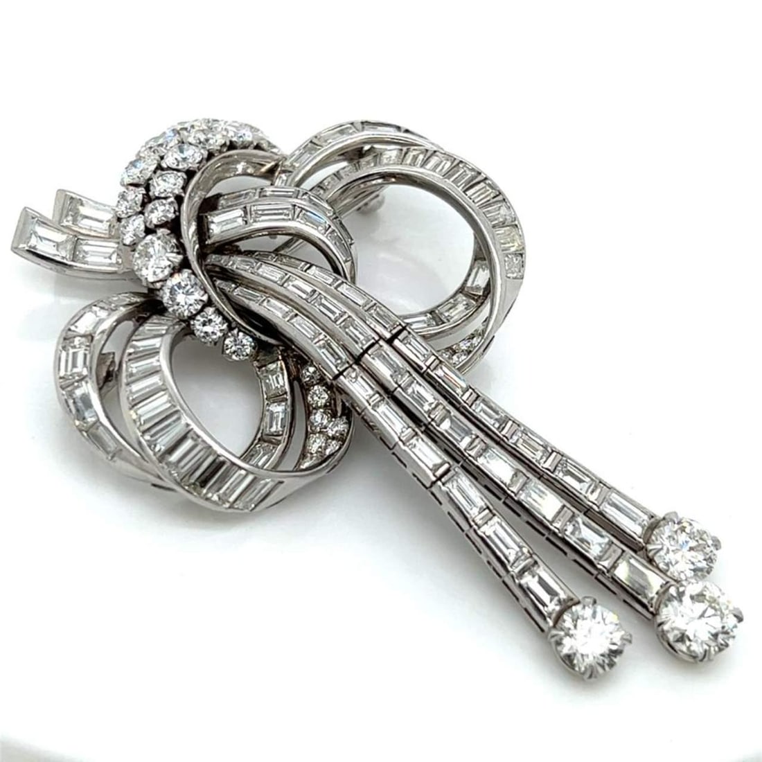 Art Deco Platinum Brooch 17.00 Ct Diamonds E-G VVS-VS: Art Deco Platinum Brooch 17.00 Ct Diamonds E-G VVS-VS This stunning Art Deco brooch is crafted in platinum and showcases a remarkable total diamond weight of 17.00 Ct. The piece features three promine