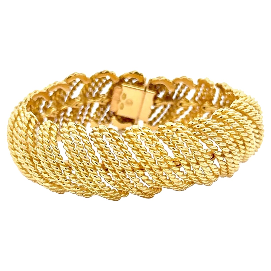 Harbor Diamonds 18K Yellow Gold Woven Scallop Link Bracelet 73.5g 7.38in: Harbor Diamonds 18K Yellow Gold Woven Scallop Link Bracelet 73.5g 7.38in This exquisite 18 Karat Yellow Gold bracelet features a stunning woven scallop link design, showcasing a contemporary style tha
