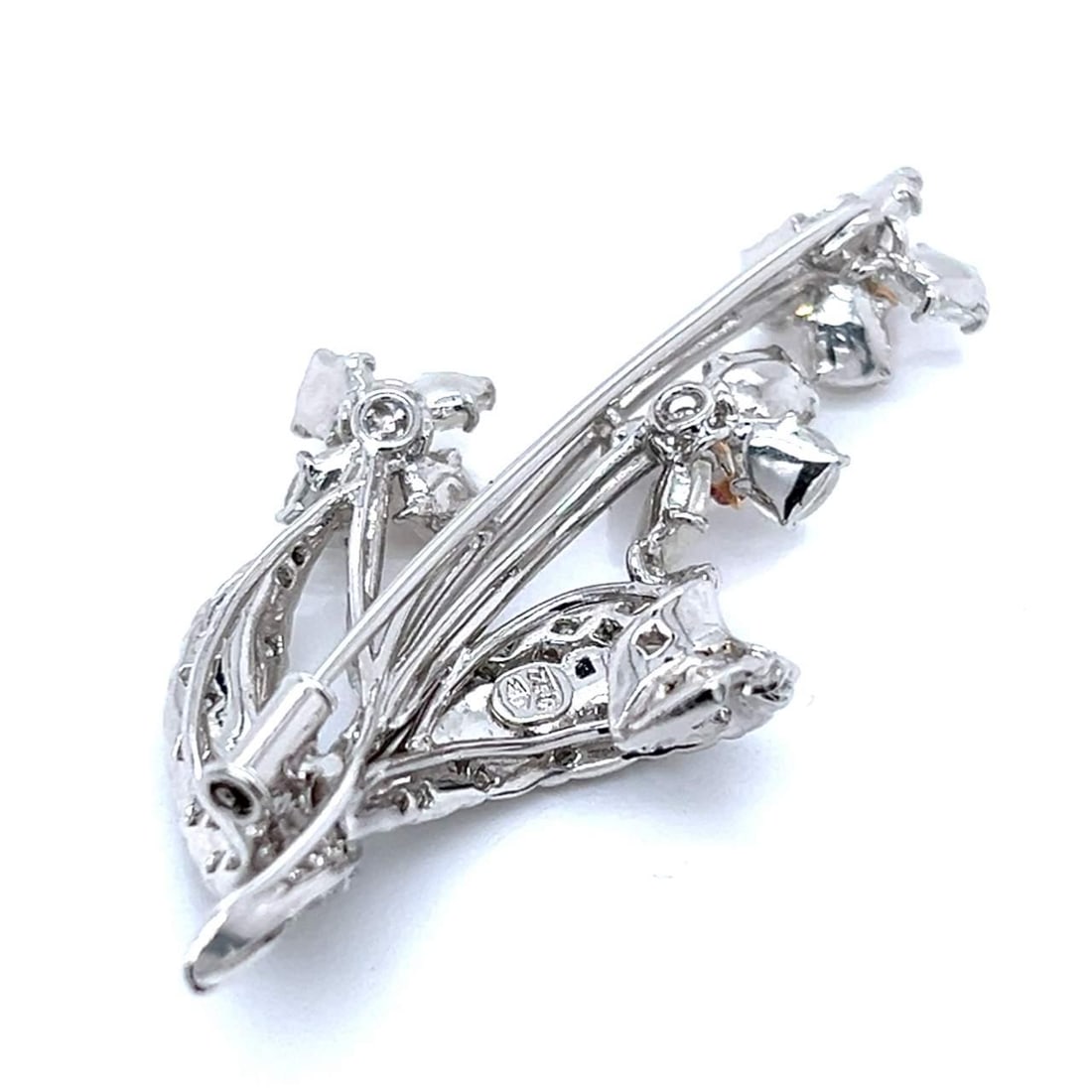 18K White Gold Certified Diamond Flower Brooch 3.74 Ct with Lab Report: 18K White Gold Certified Diamond Flower Brooch 3.74 Ct with Lab Report This exquisite 18K white gold flower brooch showcases a stunning arrangement of certified diamonds totaling 3.74 carats. The broo