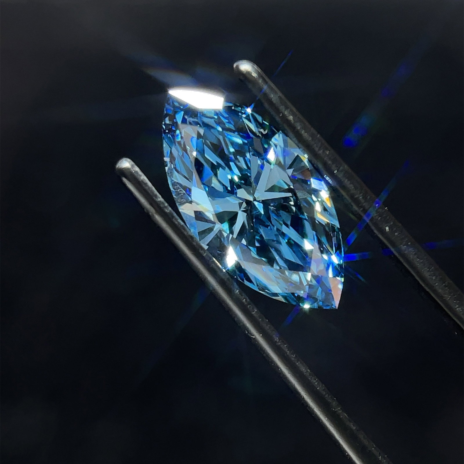 Loose Diamond - MARQUISE 2.75ct Blue VS1: Loose Diamond - MARQUISE 2.75ct Blue VS1 Source: This is a real non-mined Diamond that has been grown in a lab Shape: MARQUISE Carats: 2.75 Color: Blue Certification: NONE The Diamond Depot Guarantee: