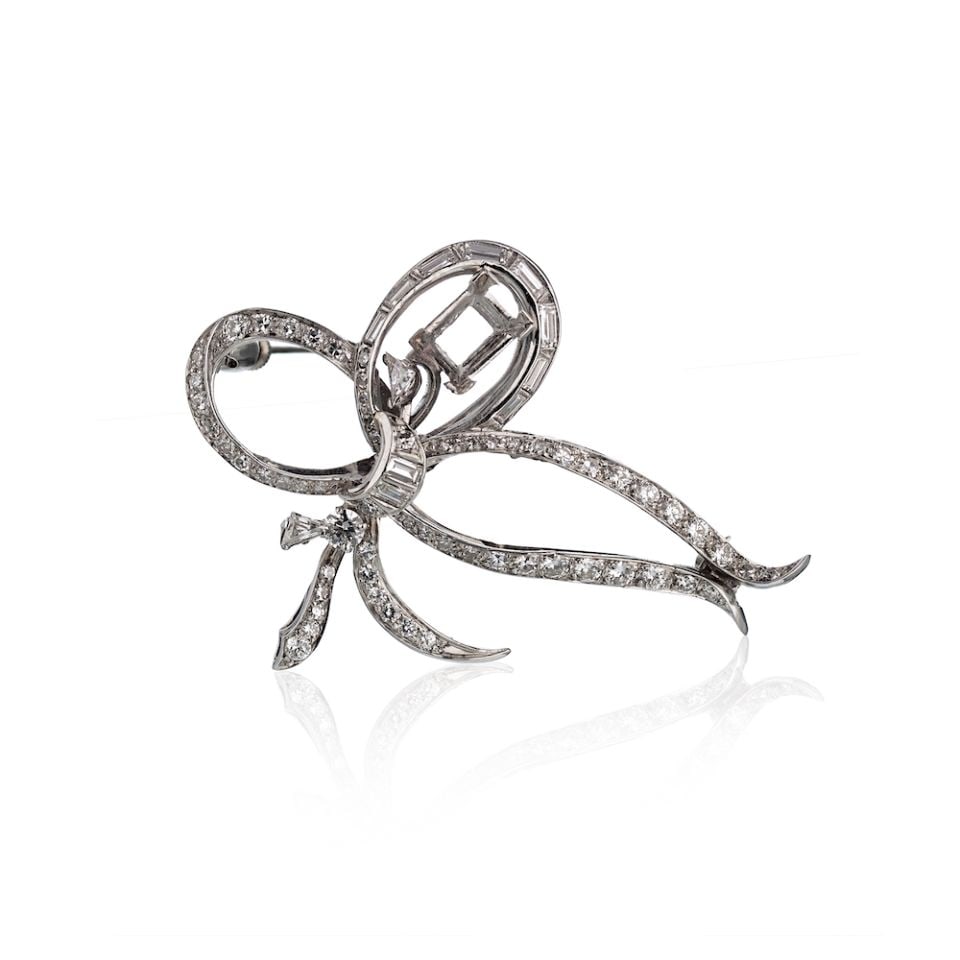 Elegant Platinum Brooch with 2.75 Carats Diamonds: Elegant Platinum Brooch with 2.75 Carats Diamonds This elegant platinum brooch is a stunning accessory that features a total approximate diamond weight of 2.75 carats. Crafted from high-quality platin