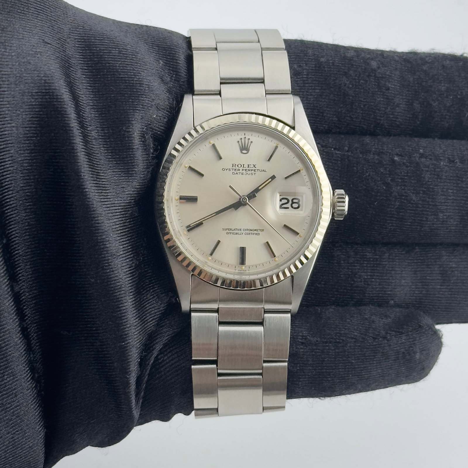 Datejust 1601 Mens Watch Silver Stick Dial Oyster Bracelet: Datejust 1601 Mens Watch Silver Stick Dial Oyster Bracelet This Rolex Datejust features a silver stick dial, fluted bezel, and an Oyster bracelet. The watch is designed for men and is part of the Date