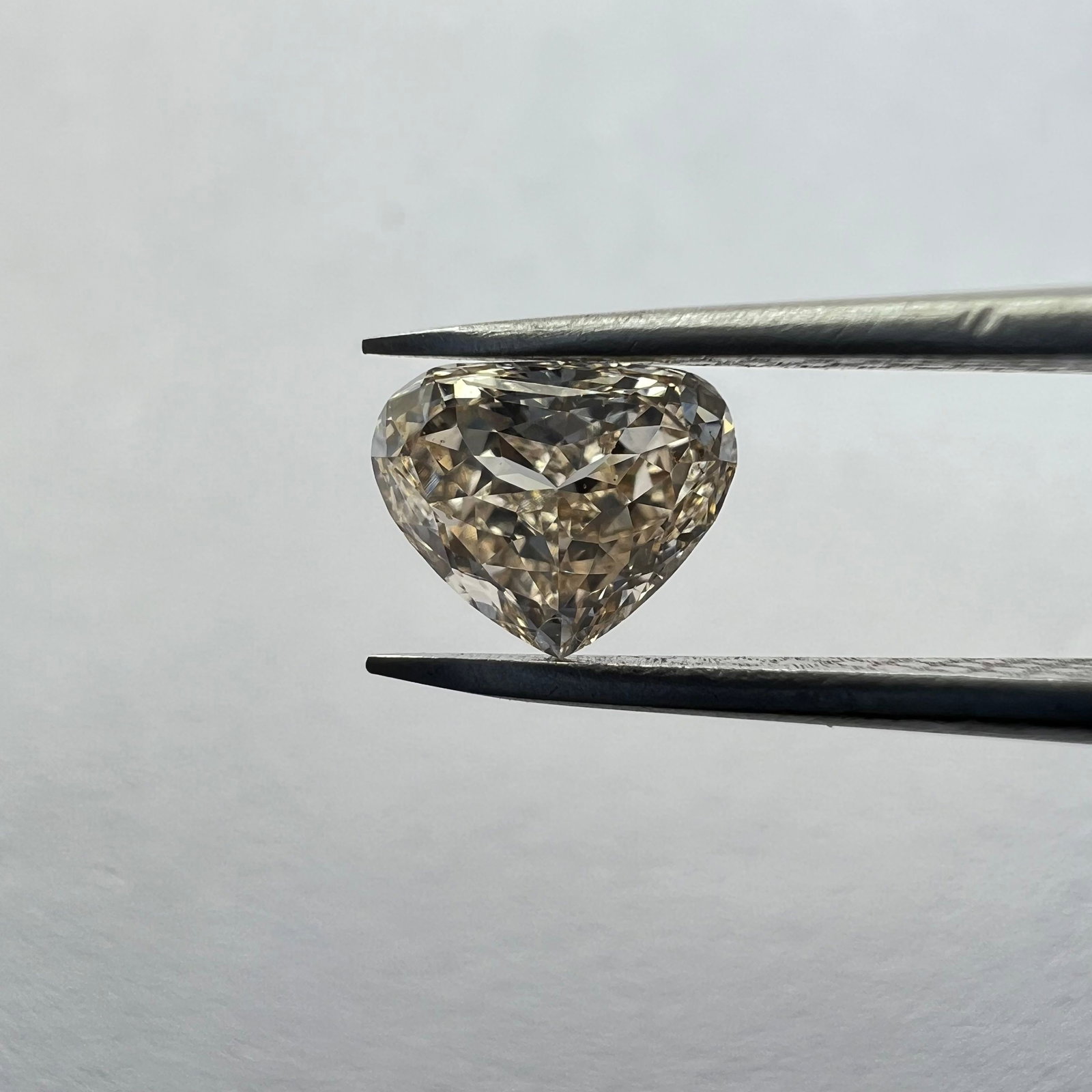 Loose Diamond - BAGUETTE 2.53ct Brown VS1: Loose Diamond - BAGUETTE 2.53ct Brown VS1 Source: This is a real non-mined Diamond that has been grown in a lab Shape: BAGUETTE Carats: 2.53 Color: Brown Certification: NONE The Diamond Depot Guarante