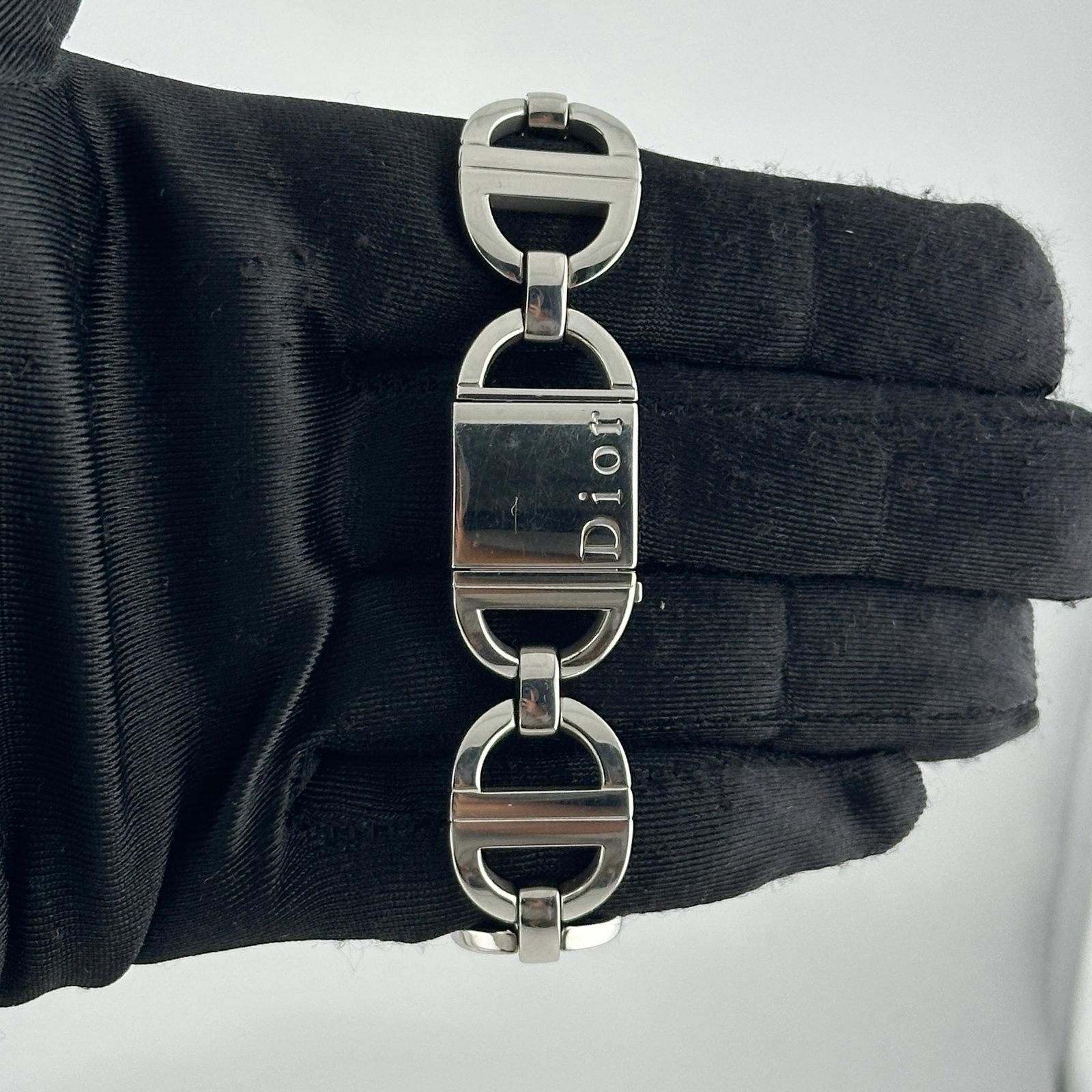 Pandiora Reference D78100 Stainless Steel 18mm Watch with White Dial: Pandiora Reference D78100 Stainless Steel 18mm Watch with White Dial This Christian Dior Pandiora watch features a white dial and a stainless steel case measuring 18mm. The timepiece is in good condit