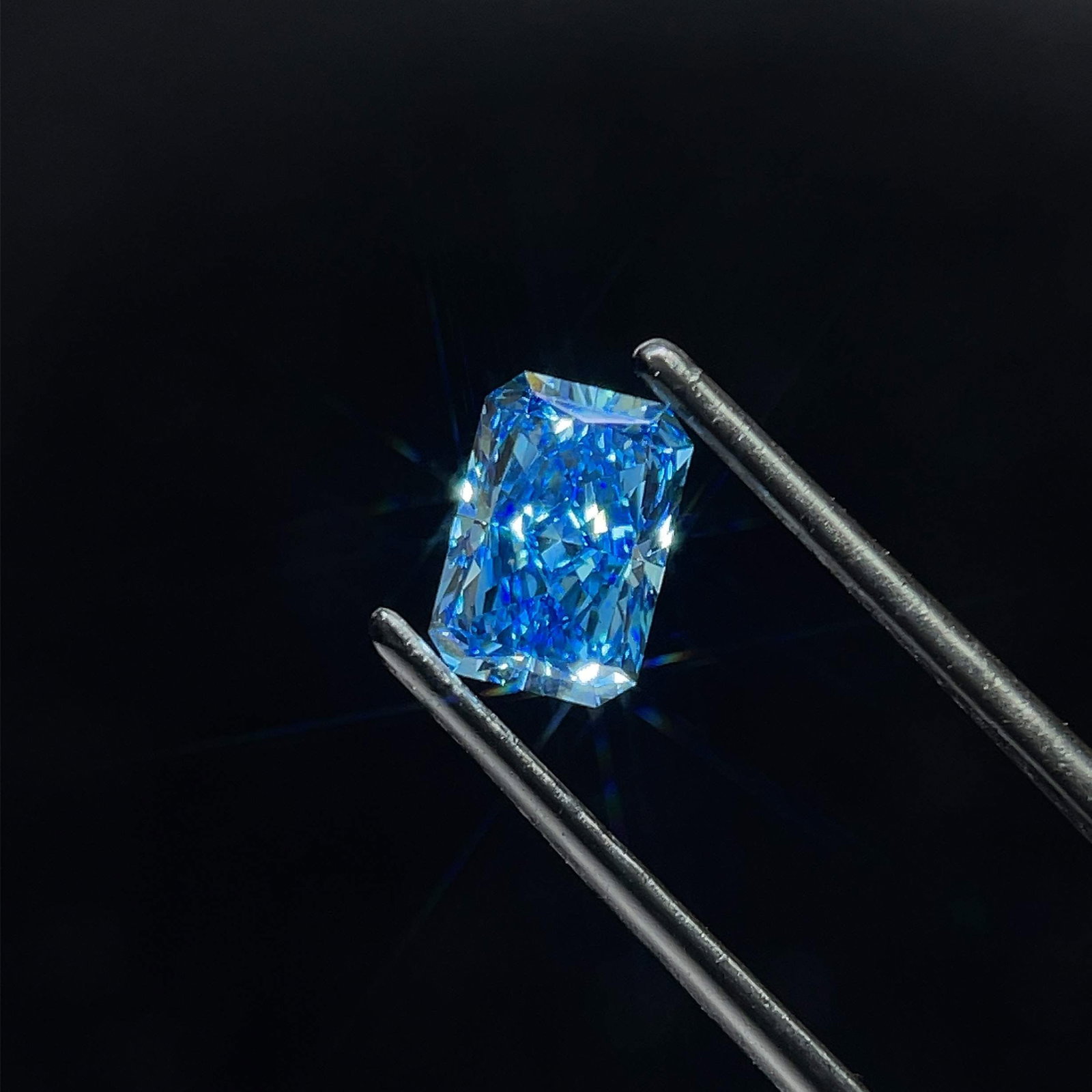 Loose Diamond - RADIANT 1.52ct Fancy Vivid Blue VS2: Loose Diamond - RADIANT 1.52ct Fancy Vivid Blue VS2 Source: This is a real non-mined Diamond that has been grown in a lab Shape: RADIANT Carats: 1.52 Color: Fancy Vivid Blue Certification: IGI Video: