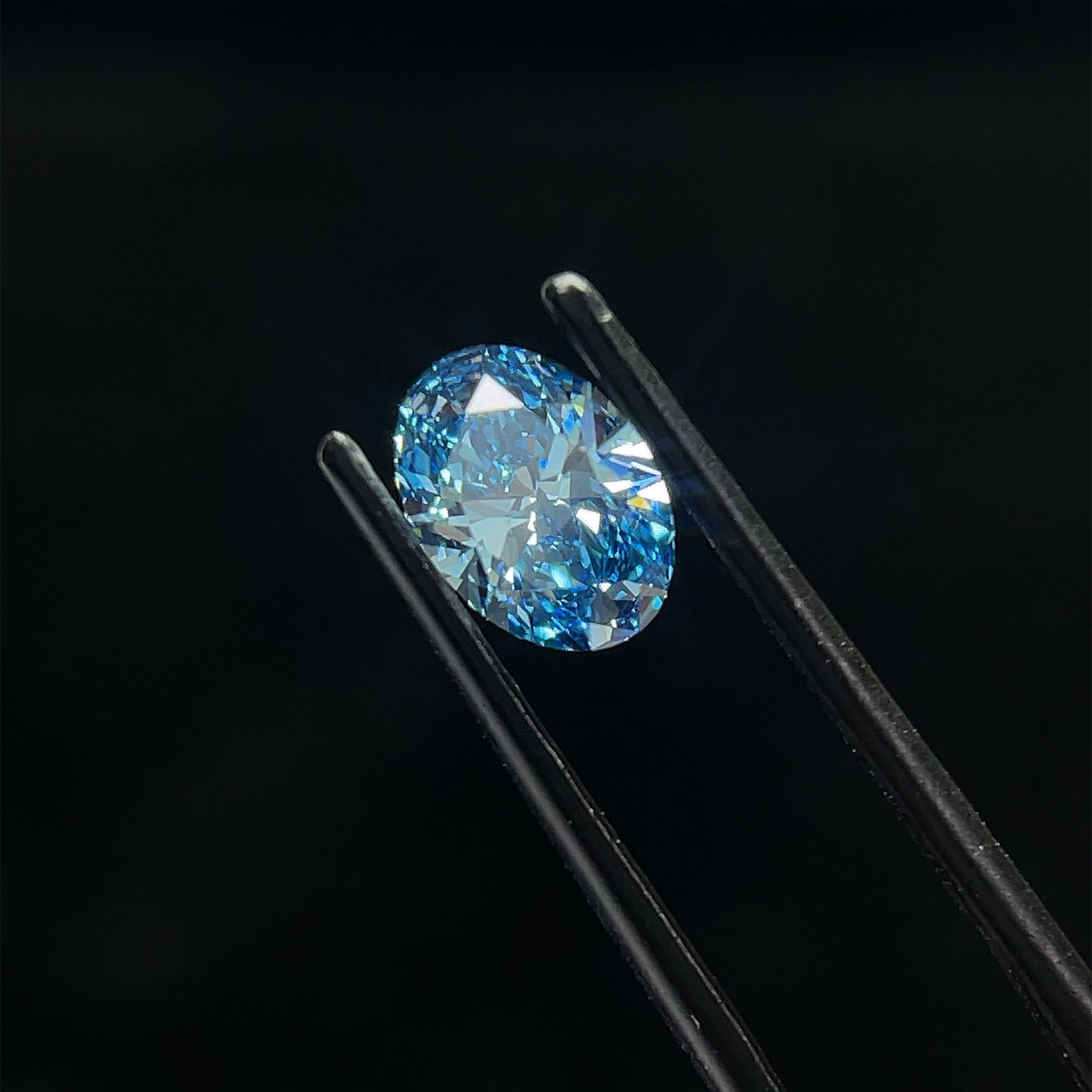 Loose Diamond - OVAL 1.05ct Blue VS1: Loose Diamond - OVAL 1.05ct Blue VS1 Source: This is a real non-mined Diamond that has been grown in a lab Shape: OVAL Carats: 1.05 Color: Blue Certification: NONE The Diamond Depot Guarantee: All