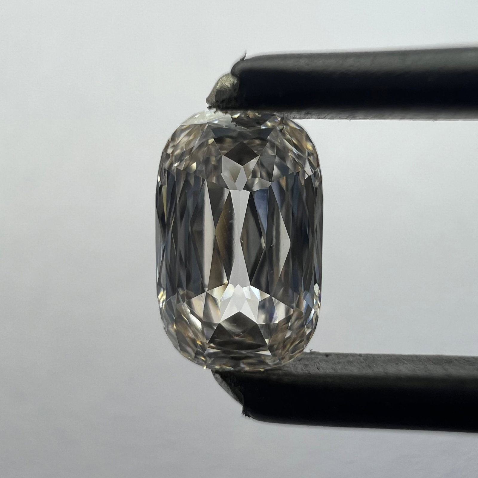 Loose Diamond - CUSHION BRILLIANT 0.65ct Brown VVS2: Loose Diamond - CUSHION BRILLIANT 0.65ct Brown VVS2 Source: This is a real non-mined Diamond that has been grown in a lab Shape: CUSHION BRILLIANT Carats: 0.65 Color: Brown Certification: NONE The Dia