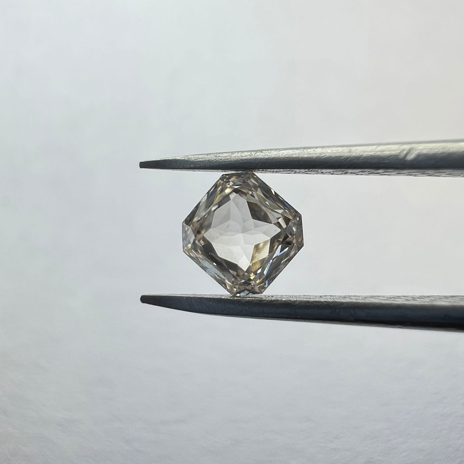 Loose Diamond - CUSHION BRILLIANT 1.58ct Brown VS1: Loose Diamond - CUSHION BRILLIANT 1.58ct Brown VS1 Source: This is a real non-mined Diamond that has been grown in a lab Shape: CUSHION BRILLIANT Carats: 1.58 Color: Brown Certification: NONE The Diam