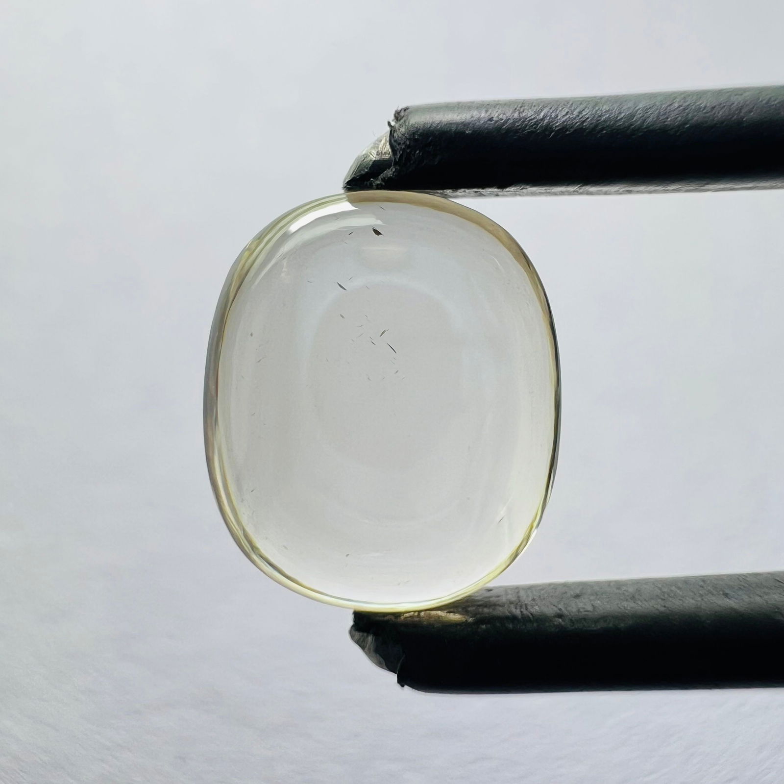 Loose Diamond - CUSHION BRILLIANT 2.47ct Brown VS1: Loose Diamond - CUSHION BRILLIANT 2.47ct Brown VS1 Source: This is a real non-mined Diamond that has been grown in a lab Shape: CUSHION BRILLIANT Carats: 2.47 Color: Brown Certification: NONE The Diam