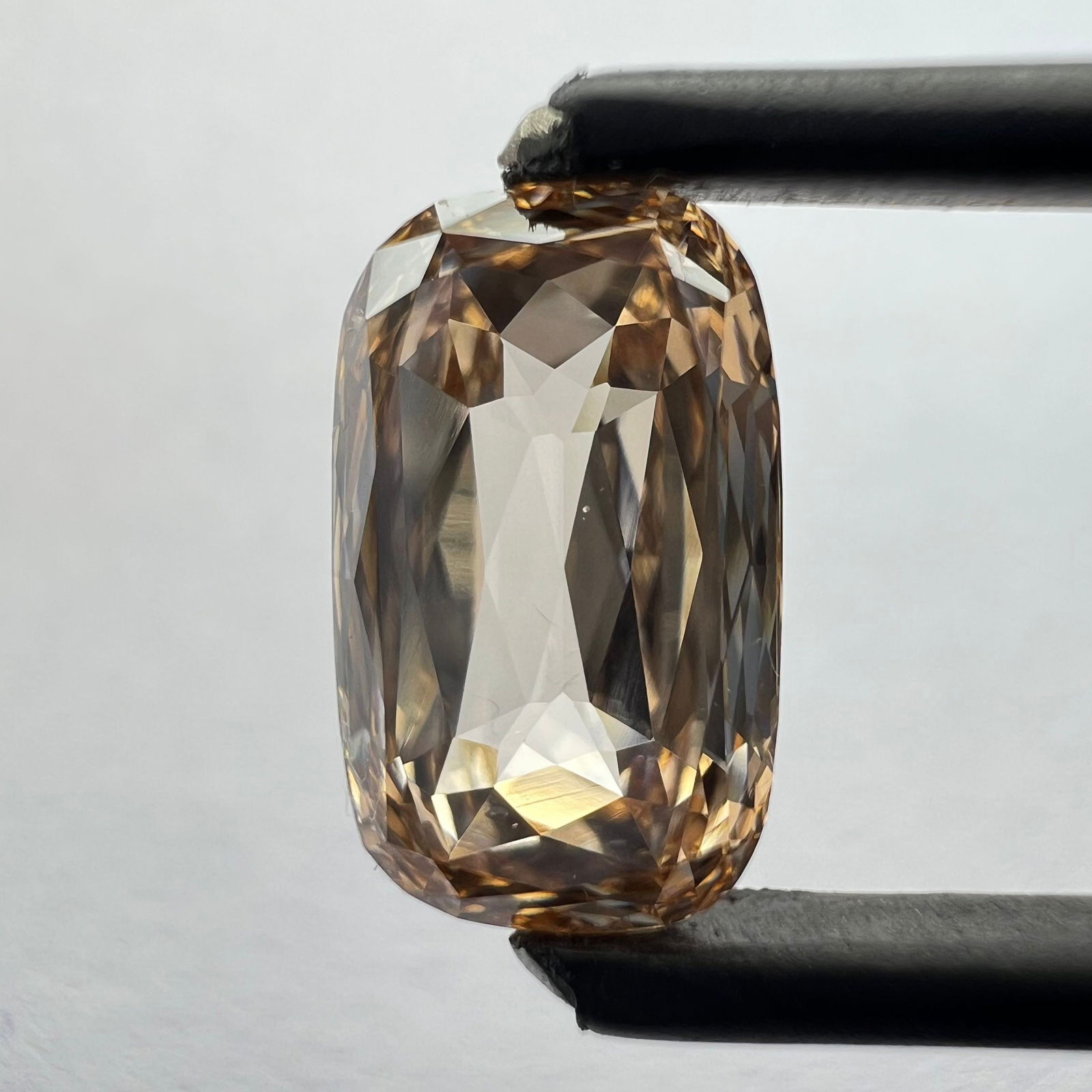 Loose Diamond - CUSHION BRILLIANT 1.25ct Orange VS1: Loose Diamond - CUSHION BRILLIANT 1.25ct Orange VS1 Source: This is a real non-mined Diamond that has been grown in a lab Shape: CUSHION BRILLIANT Carats: 1.25 Color: Orange Certification: NONE The Di