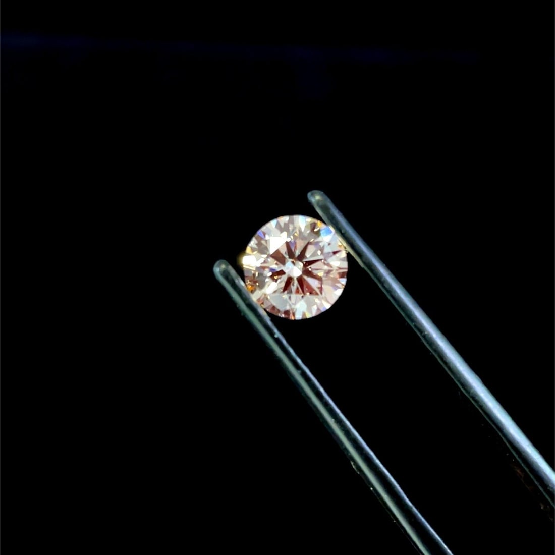 Ideal Loose Diamond - ROUND 1.03ct Pink VS2: Ideal Loose Diamond - ROUND 1.03ct Pink VS2 Source: This is a real non-mined Diamond that has been grown in a lab Shape: ROUND Carats: 1.03 Color: Pink Certification: NONE The Diamond Depot Guarantee: