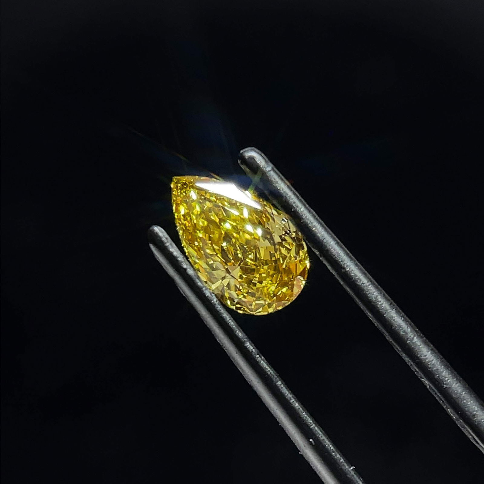 Loose Diamond - PEAR 0.94ct Fancy Intense Yellow VVS2: Loose Diamond - PEAR 0.94ct Fancy Intense Yellow VVS2 Source: This is a real non-mined Diamond that has been grown in a lab Shape: PEAR Carats: 0.94 Color: Fancy Intense Yellow Certification: IGI Vide