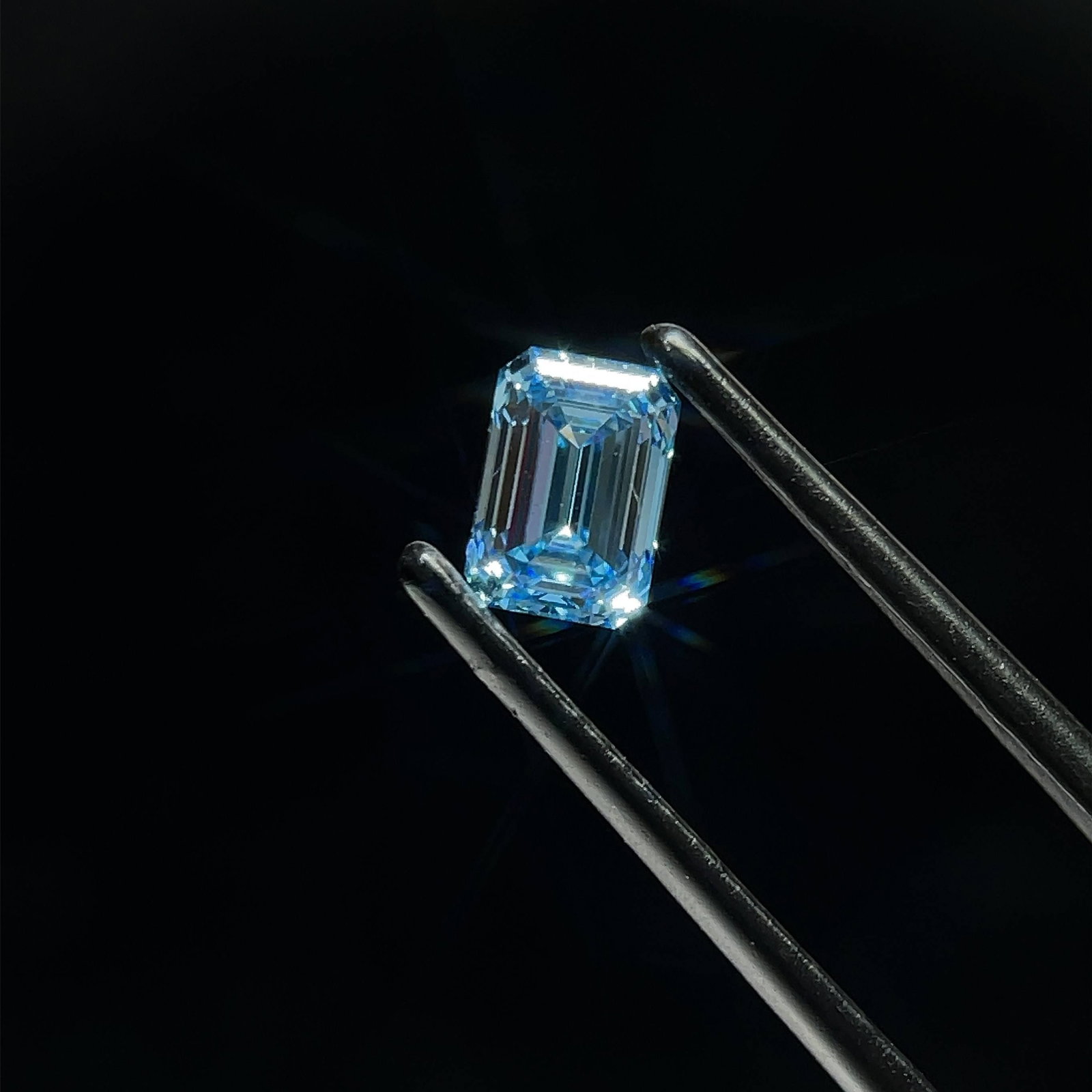 Loose Diamond - EMERALD 0.8ct Fancy Intense Blue VS1: Loose Diamond - EMERALD 0.8ct Fancy Intense Blue VS1 Source: This is a real non-mined Diamond that has been grown in a lab Shape: EMERALD Carats: 0.8 Color: Fancy Intense Blue Certification: IGI Video
