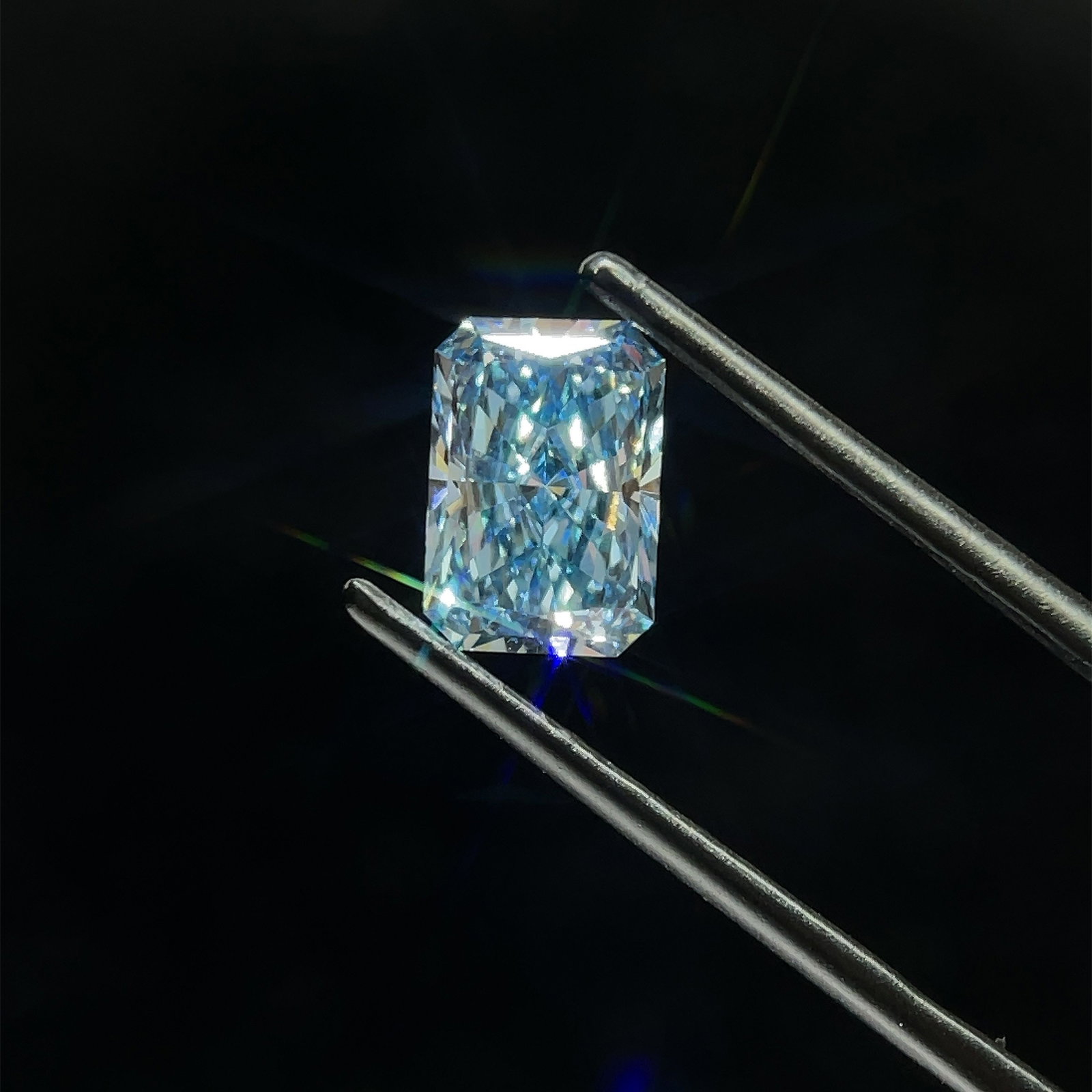 Loose Diamond - RADIANT 2.06ct Fancy Vivid Blue VVS2: Loose Diamond - RADIANT 2.06ct Fancy Vivid Blue VVS2 Source: This is a real non-mined Diamond that has been grown in a lab Shape: RADIANT Carats: 2.06 Color: Fancy Vivid Blue Certification: IGI The Di