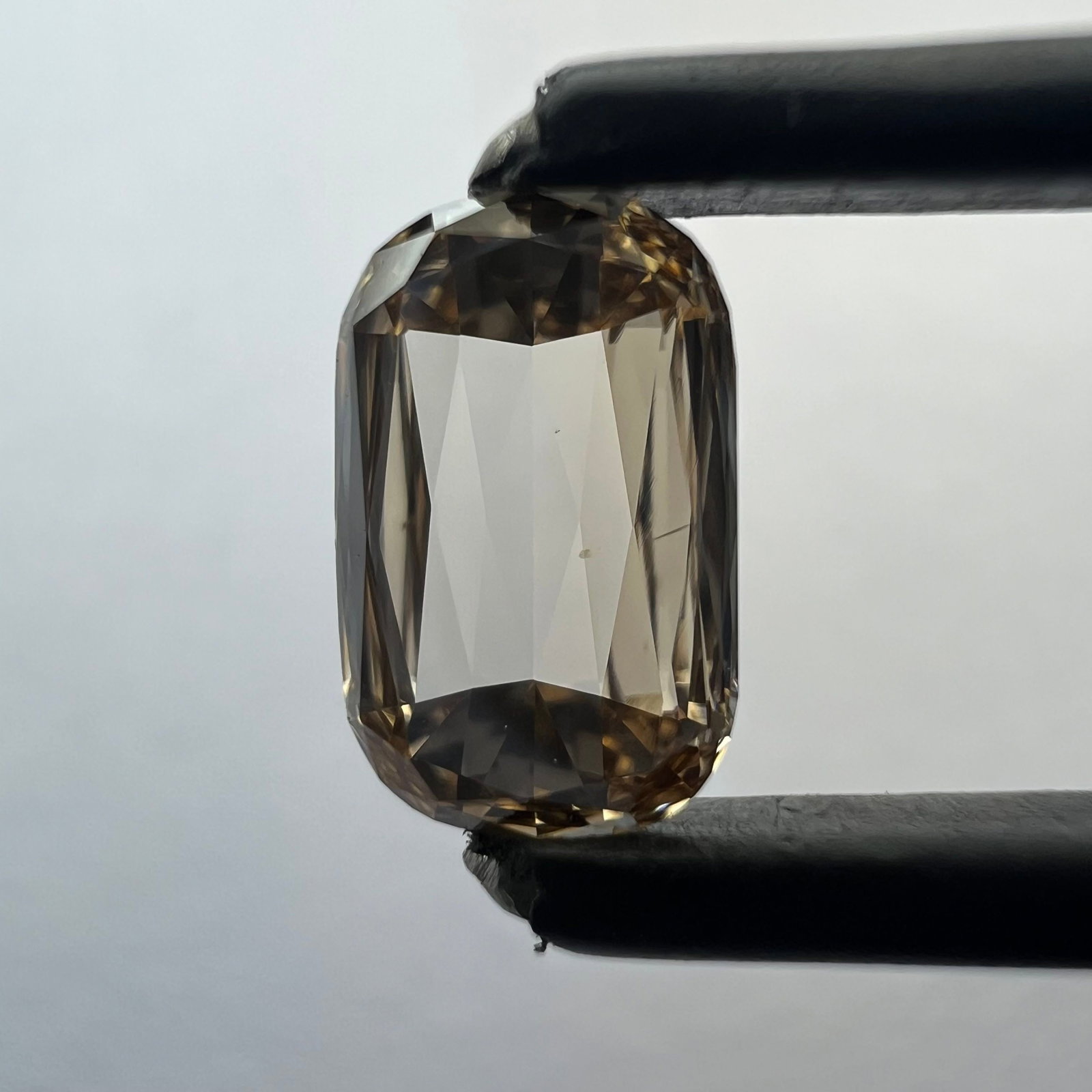 Loose Diamond - CUSHION BRILLIANT 0.72ct Orange VVS2: Loose Diamond - CUSHION BRILLIANT 0.72ct Orange VVS2 Source: This is a real non-mined Diamond that has been grown in a lab Shape: CUSHION BRILLIANT Carats: 0.72 Color: Orange Certification: NONE The D