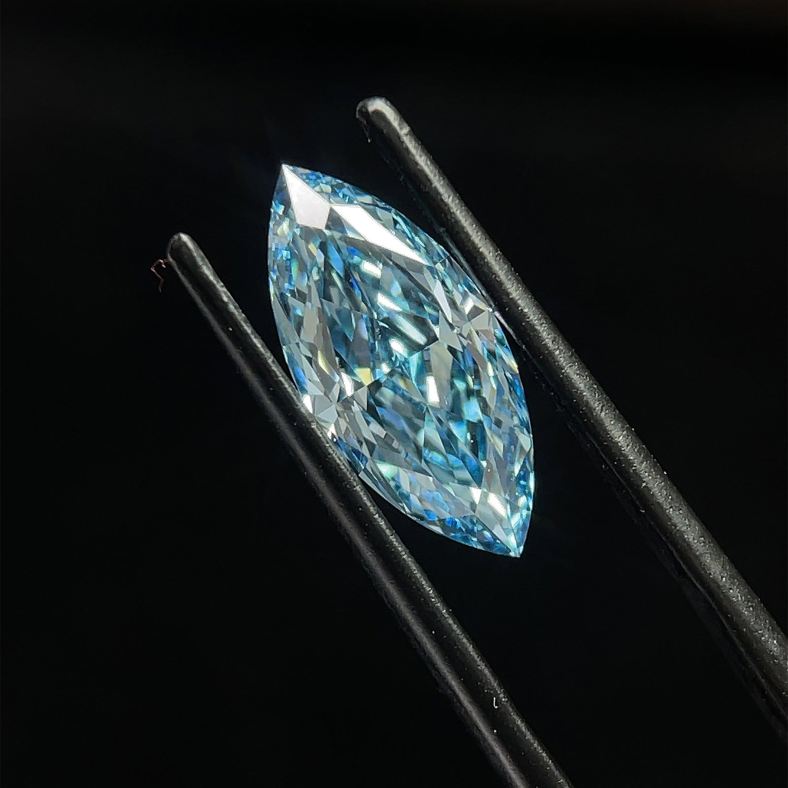 Loose Diamond - MARQUISE 2.56ct Fancy Vivid Blue VS2: Loose Diamond - MARQUISE 2.56ct Fancy Vivid Blue VS2 Source: This is a real non-mined Diamond that has been grown in a lab Shape: MARQUISE Carats: 2.56 Color: Fancy Vivid Blue Certification: IGI The D