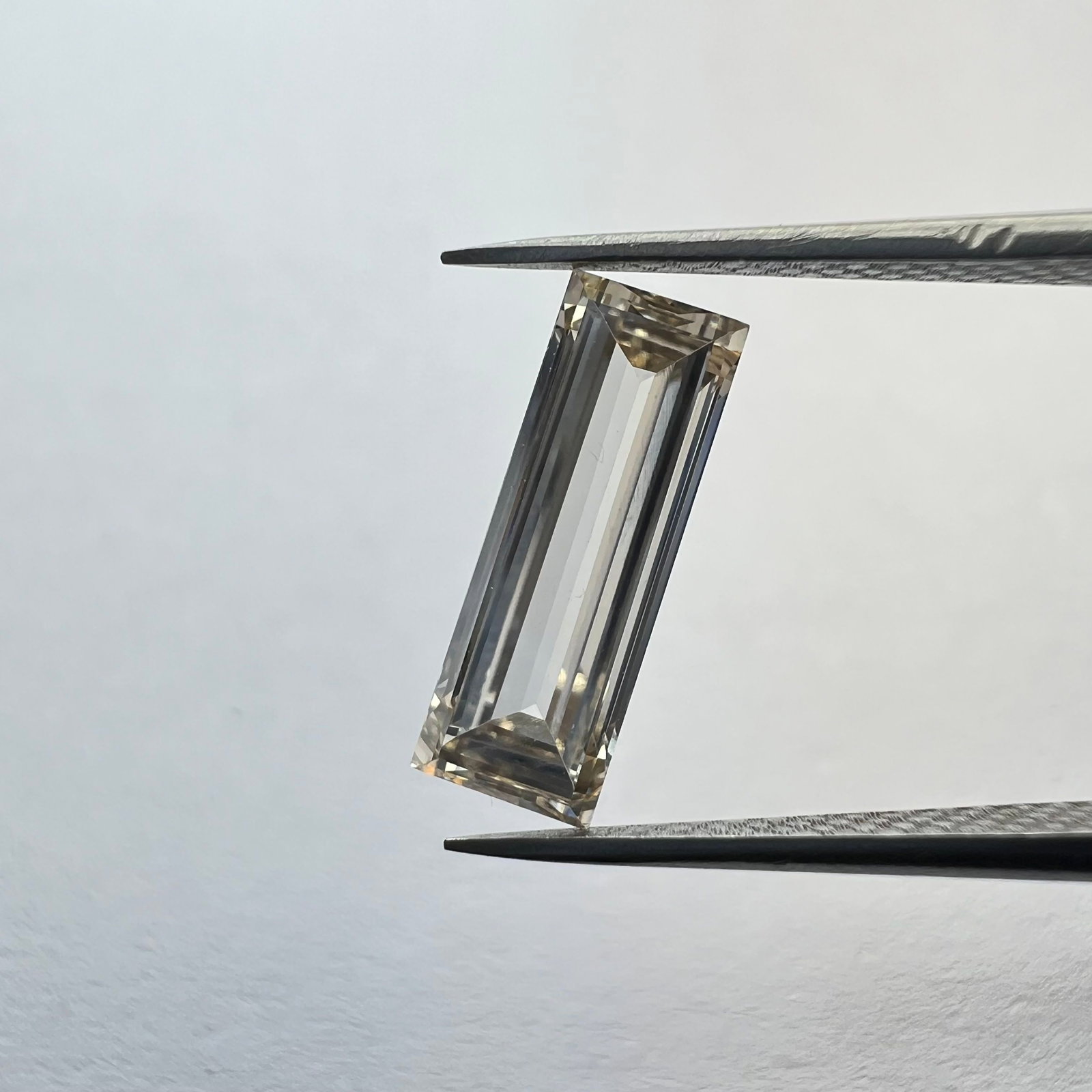 Loose Diamond - BAGUETTE 0.91ct Brown VS1: Loose Diamond - BAGUETTE 0.91ct Brown VS1 Source: This is a real non-mined Diamond that has been grown in a lab Shape: BAGUETTE Carats: 0.91 Color: Brown Certification: NONE The Diamond Depot Guarante