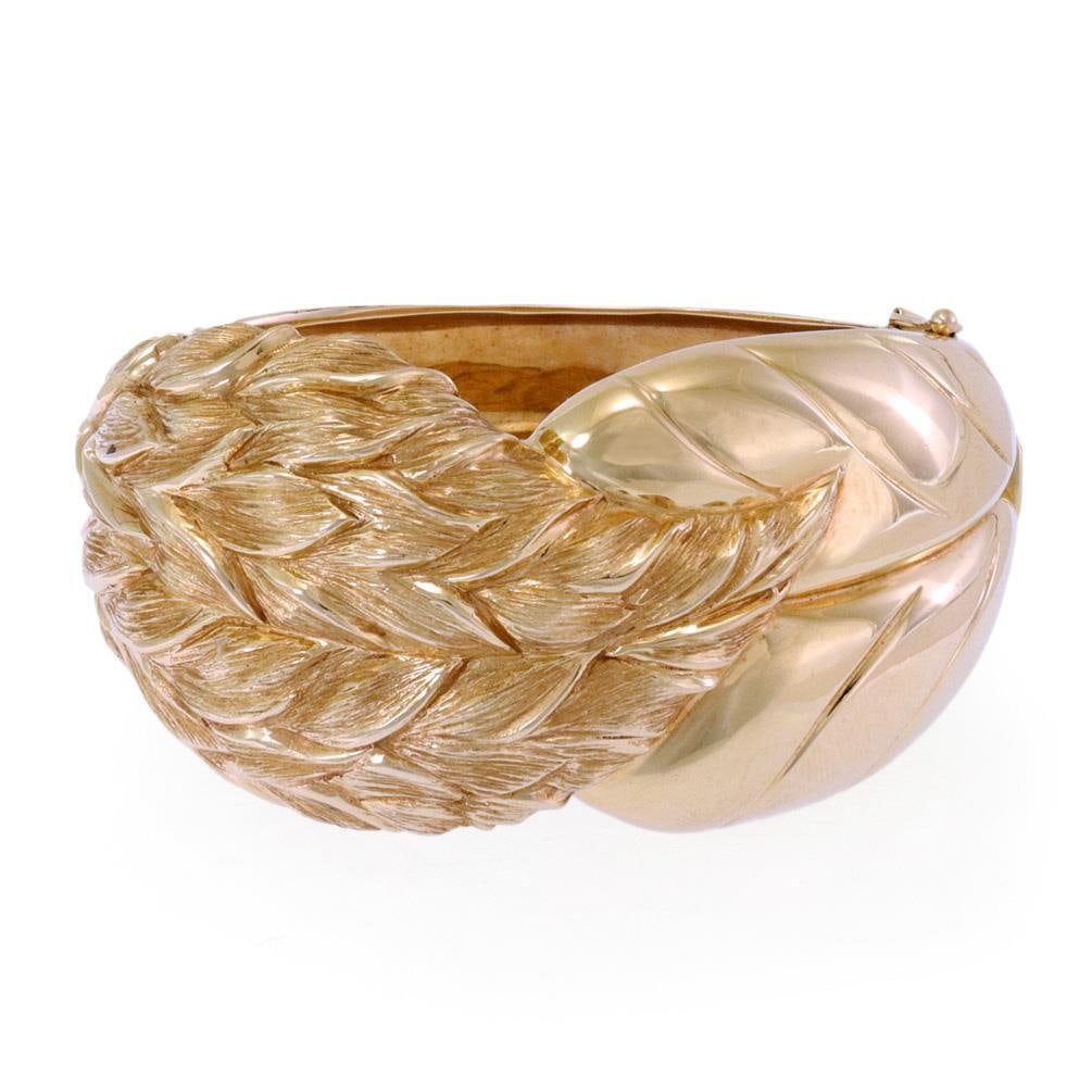 Sal Praschnik Vintage 14k Gold Double Leaf Bracelet 74g 1983: Sal Praschnik Vintage 14k Gold Double Leaf Bracelet 74g 1983 This stunning vintage bracelet by designer Sal Praschnik is a true statement piece. Crafted from 14k yellow gold, it features a unique desi