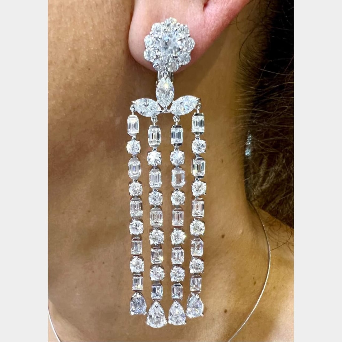 Stunning Platinum 25.55 Ct Diamond Chandelier Earrings: Stunning Platinum 25.55 Ct Diamond Chandelier Earrings Exquisite Platinum Chandelier Earrings featuring a stunning total diamond weight of 25.55 Ct. These elegant earrings are designed with a combinat