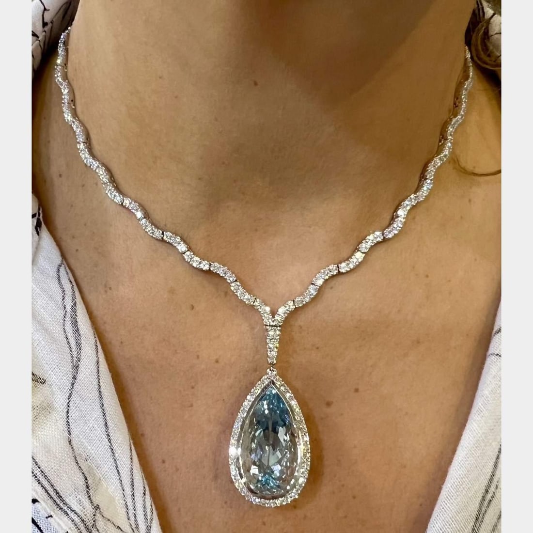 18K White Gold 32.00 Ct Aquamarine Diamond Necklace: 18K White Gold 32.00 Ct Aquamarine Diamond Necklace This stunning necklace features a captivating 32.00 Ct. aquamarine set in luxurious 18K white gold, complemented by 204 sparkling diamonds. The diam