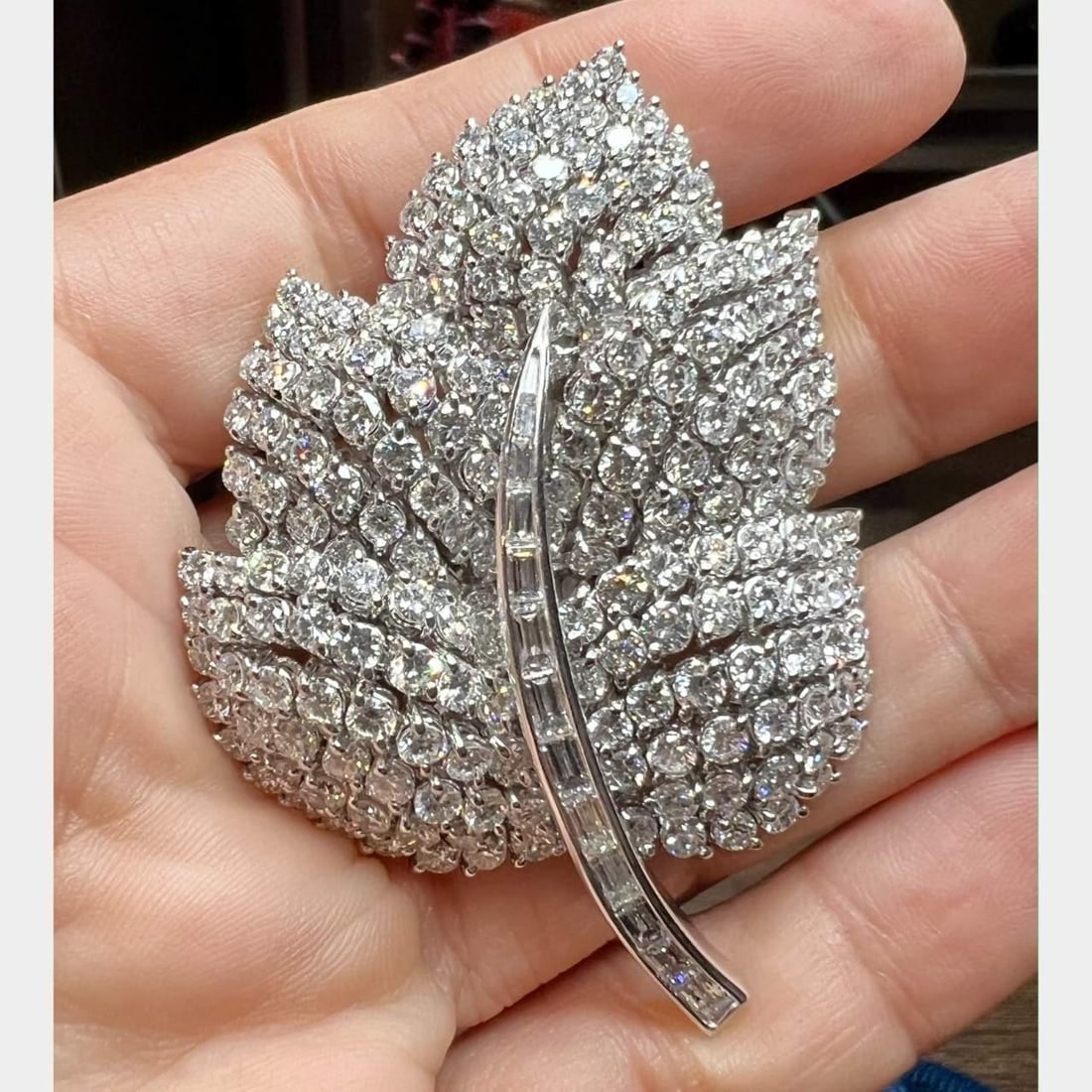 18K White Gold Diamond Leaf Brooch 217 Diamonds 20.00 Ct Elegant Design: 18K White Gold Diamond Leaf Brooch 217 Diamonds 20.00 Ct Elegant Design This exquisite 18K White Gold Diamond Leaf Brooch showcases a stunning design, ideal for adding a touch of elegance to any outfi