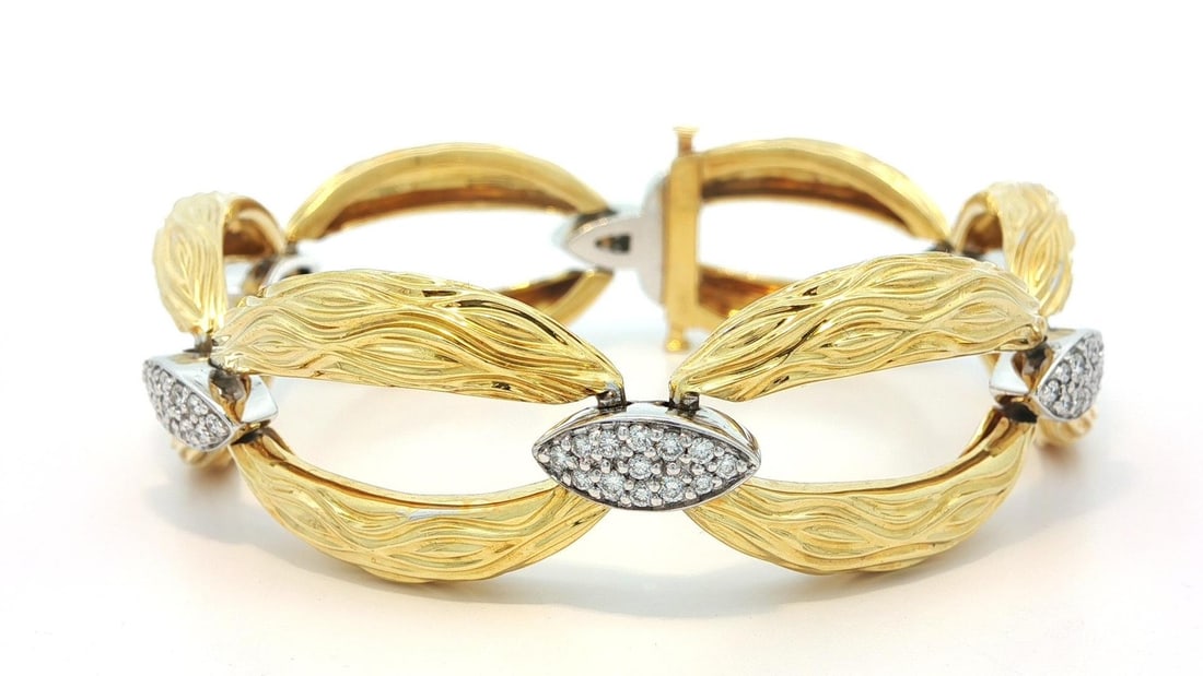 18k Yellow Gold VS Diamond Wavy Marquise Link Bracelet 0.78ct: 18k Yellow Gold VS Diamond Wavy Marquise Link Bracelet 0.78ct This exquisite 18k solid gold bracelet features a stunning design with textured wavy marquise shape open links. Adorned with 78 natural br