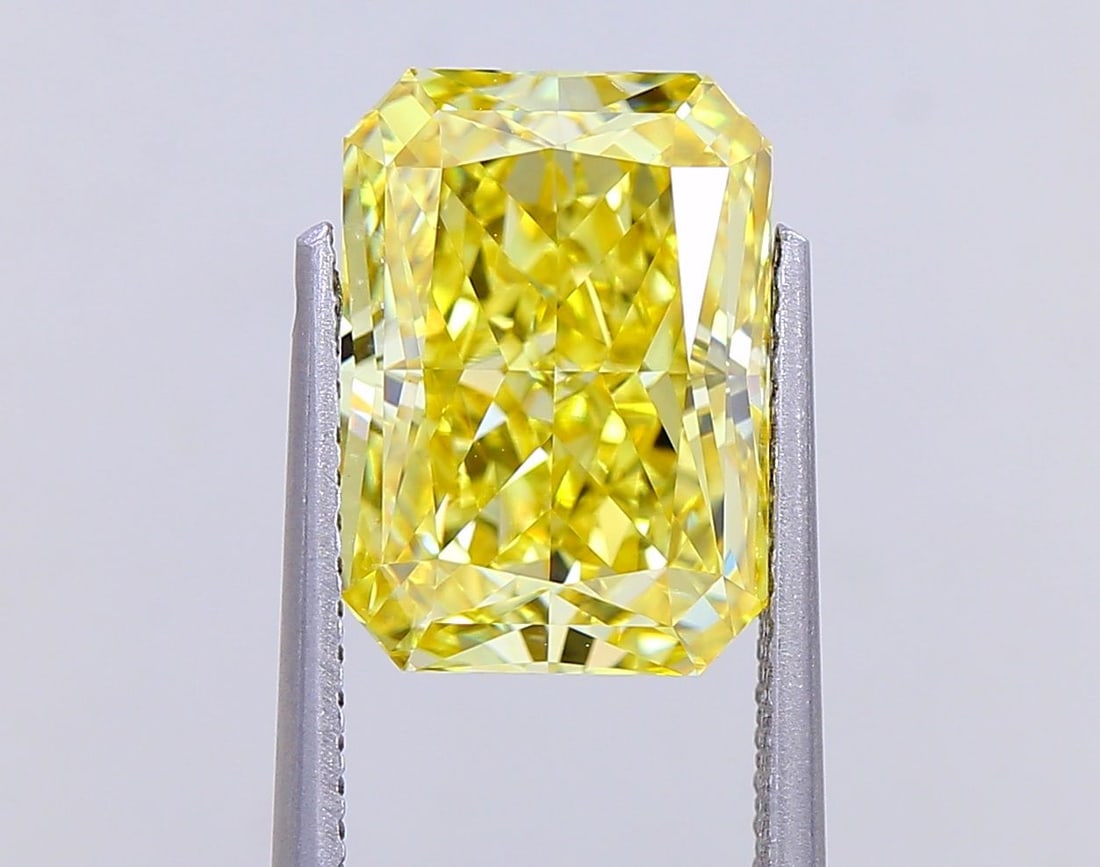 Loose Diamond - RADIANT 4.52ct Fancy Vivid Yellow VVS2: Loose Diamond - RADIANT 4.52ct Fancy Vivid Yellow VVS2 Source: This is a real non-mined Diamond that has been grown in a lab Shape: RADIANT Carats: 4.52 Color: Fancy Vivid Yellow Certification: IGI Vi