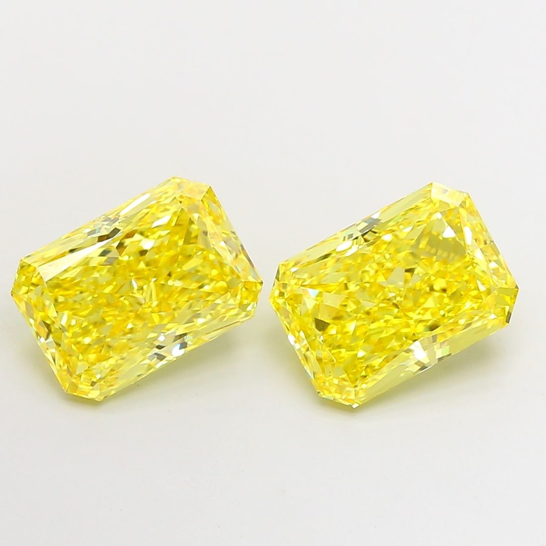 Loose Diamond - RADIANT 4.54ct Fancy Vivid Yellow VS1: Loose Diamond - RADIANT 4.54ct Fancy Vivid Yellow VS1 Source: This is a real non-mined Diamond that has been grown in a lab Shape: RADIANT Carats: 4.54 Color: Fancy Vivid Yellow Certification: IGI Vid