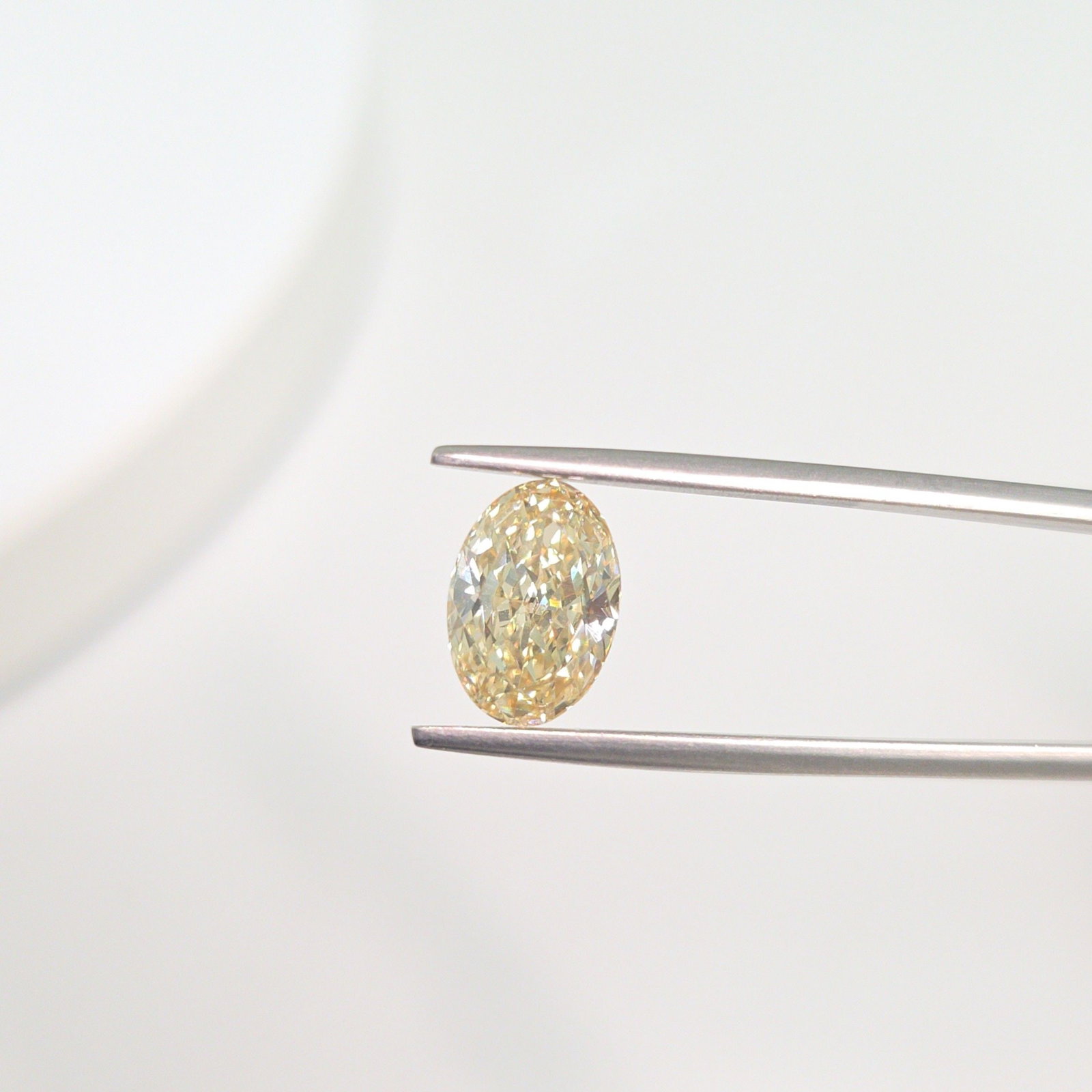 Loose Diamond - OVAL 2.58ct Fancy Intense Yellow VVS2: Loose Diamond - OVAL 2.58ct Fancy Intense Yellow VVS2 Source: This is a real non-mined Diamond that has been grown in a lab Shape: OVAL Carats: 2.58 Color: Fancy Intense Yellow Certification: IGI Vide